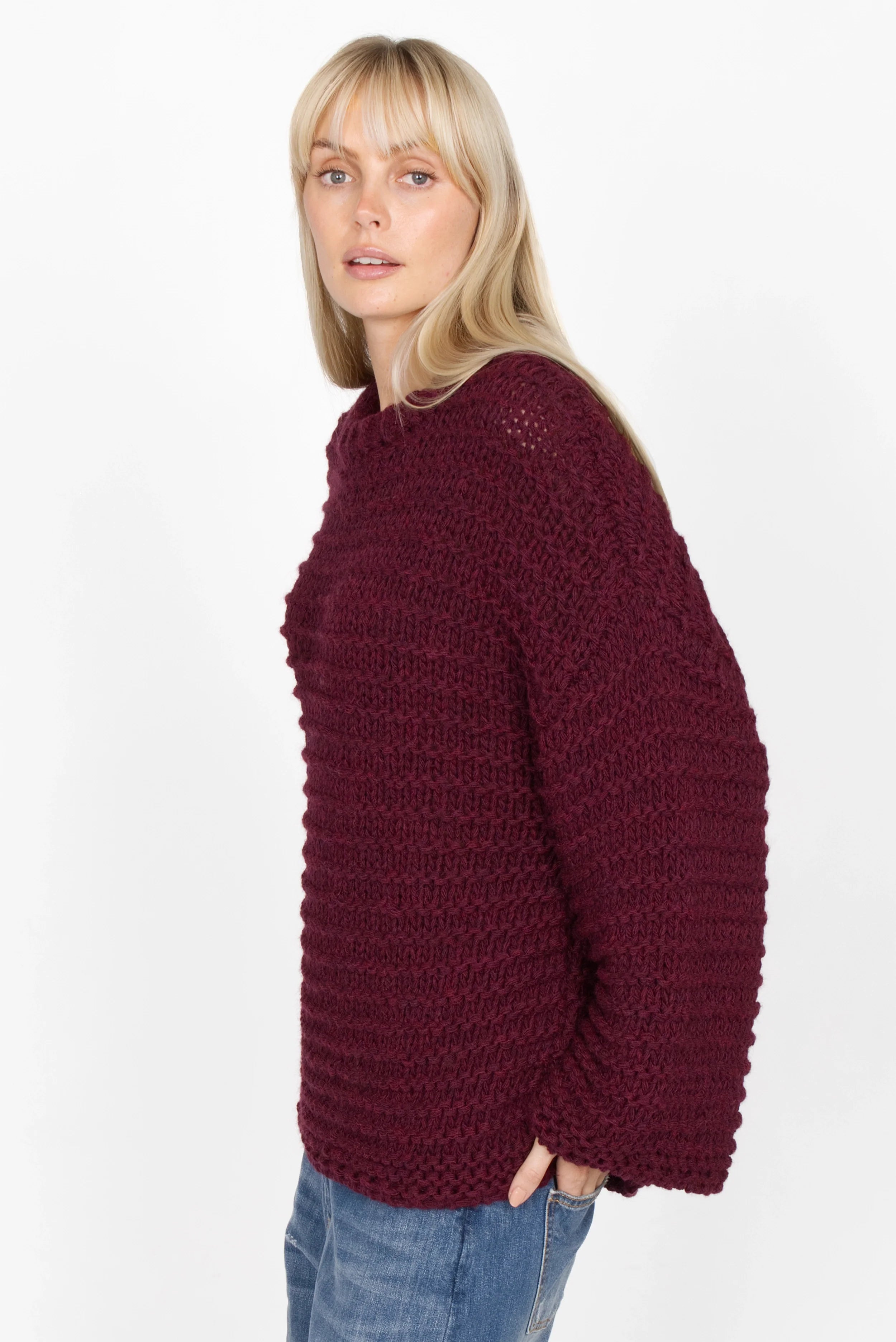 Frau trägt VAILE Oversized Grobstrick Pullover in Bordeaux mit Rundhalsausschnitt und kastiger Silhouette