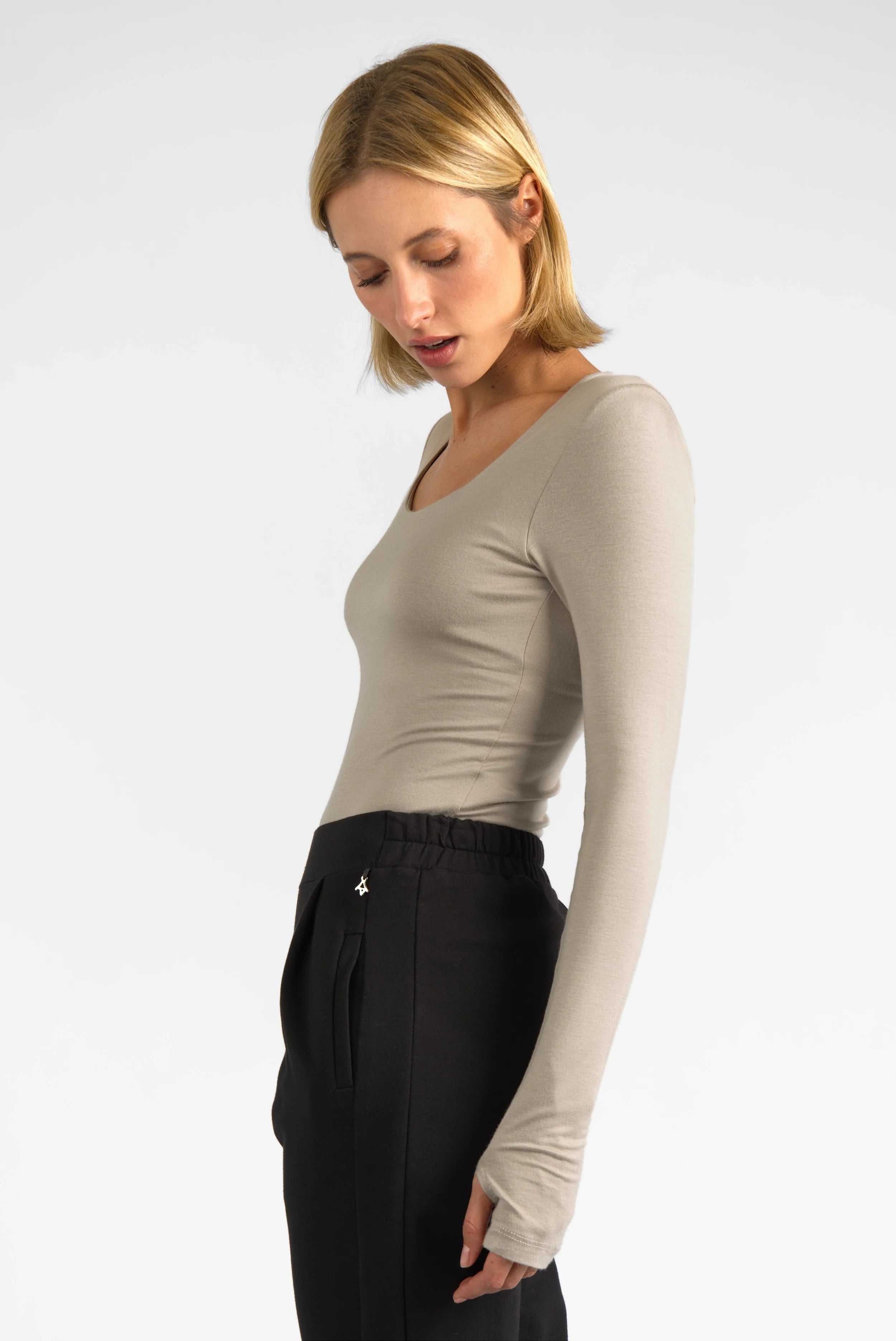 VALUM Longsleeve aus weicher Viskose mit U-Boot Ausschnitt und Daumenlöchern, figurnah geschnitten in Beige