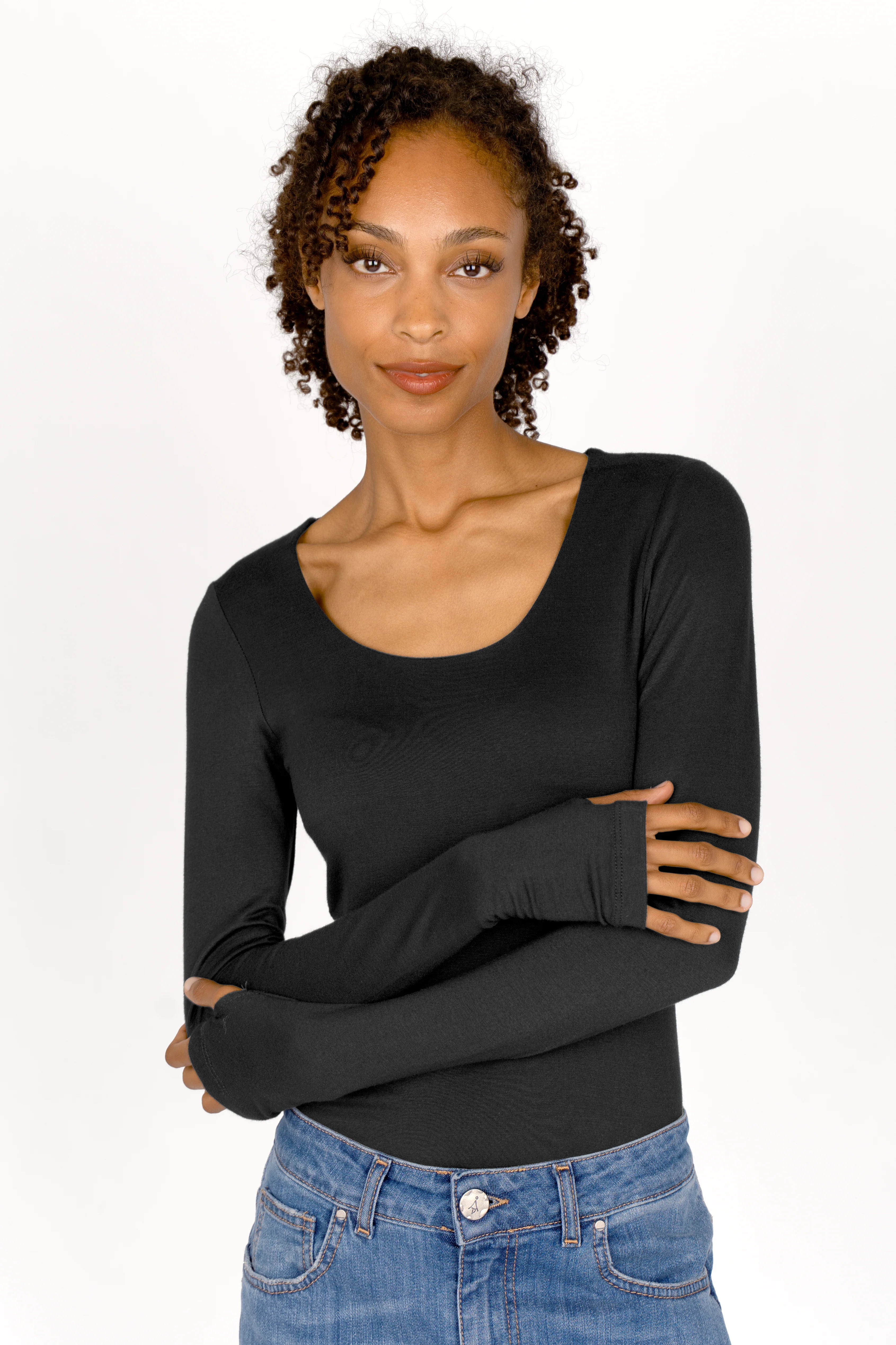 Woman wearing black VALUM Longsleeve with thumbholes and boat neckline