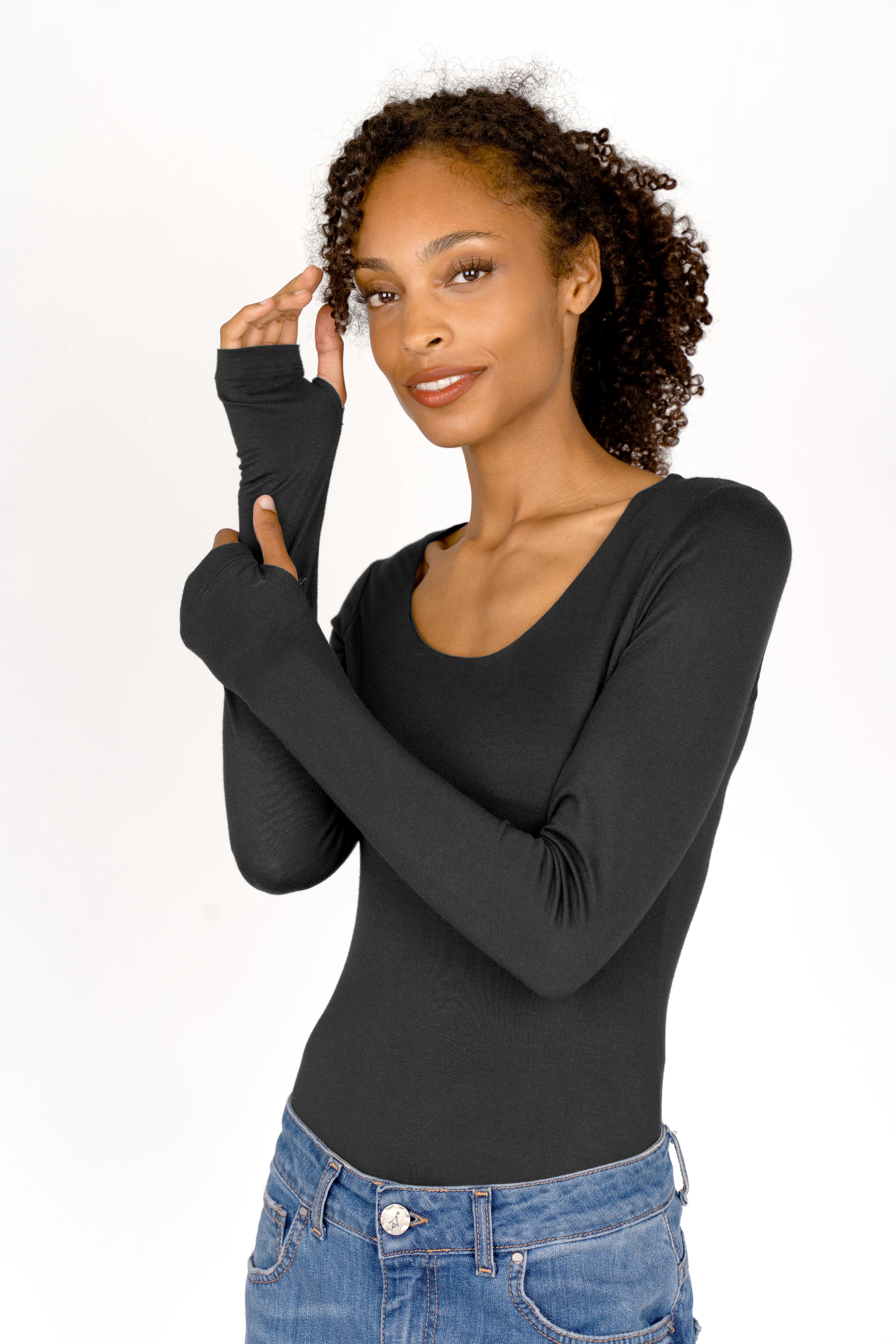 Woman wearing black VALUM Longsleeve with thumbholes and boat neckline