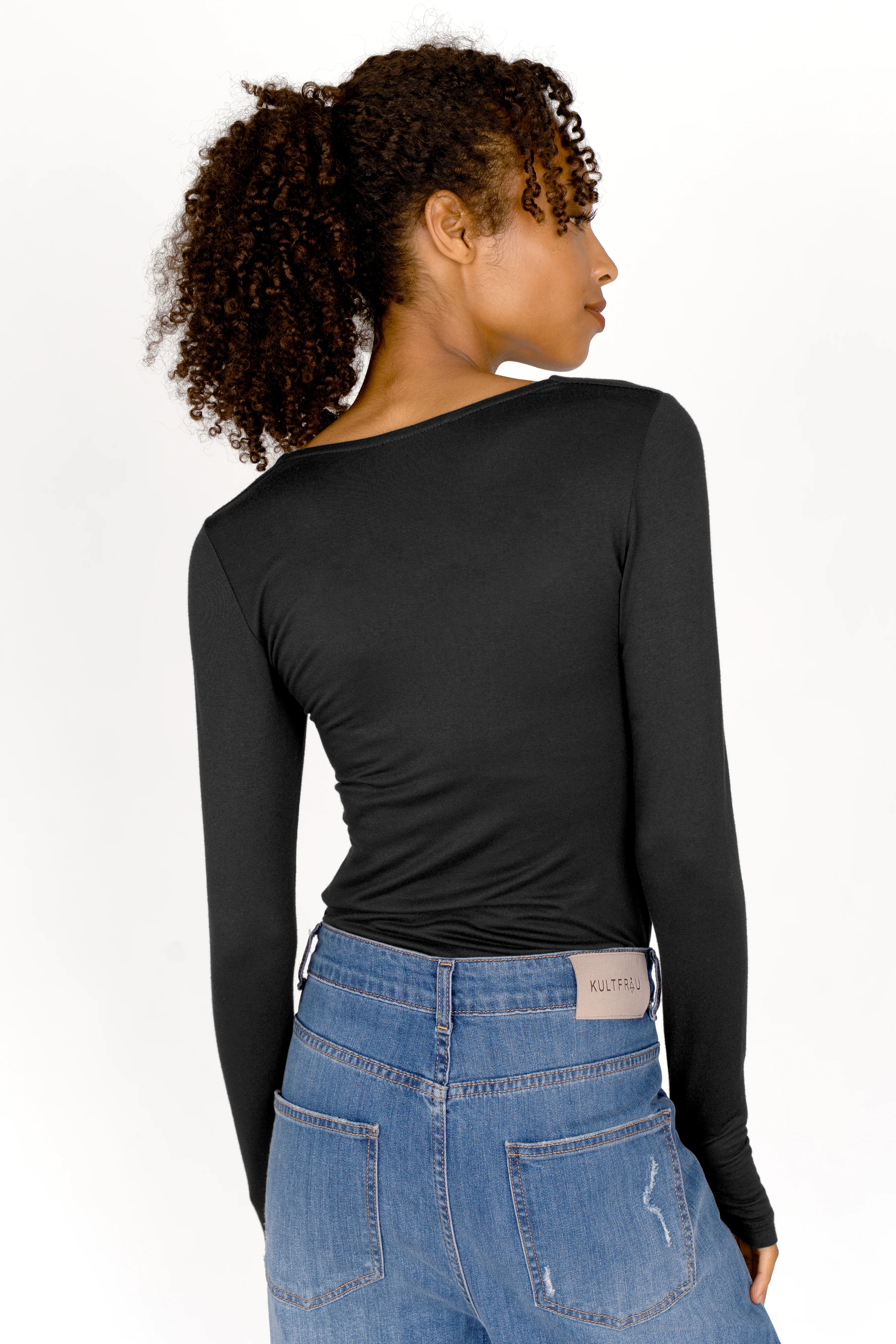 Woman wearing black VALUM Longsleeve with thumbholes and U-boat neckline, back view