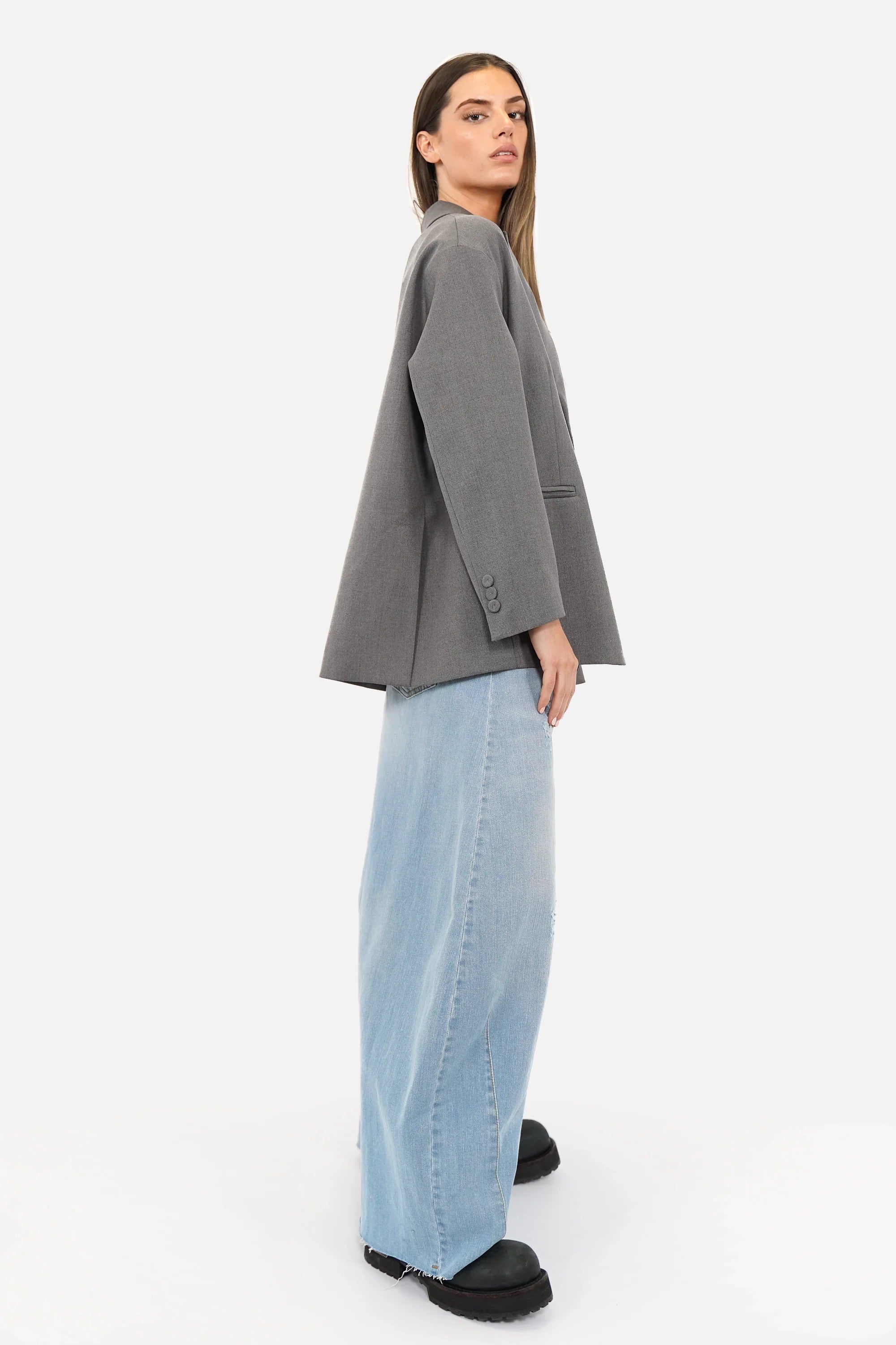 VANYAA oversized blazer with soft fabric, notch lapel, fabric-covered buttons, front welt pockets, two back vents, and lining in XS/S size