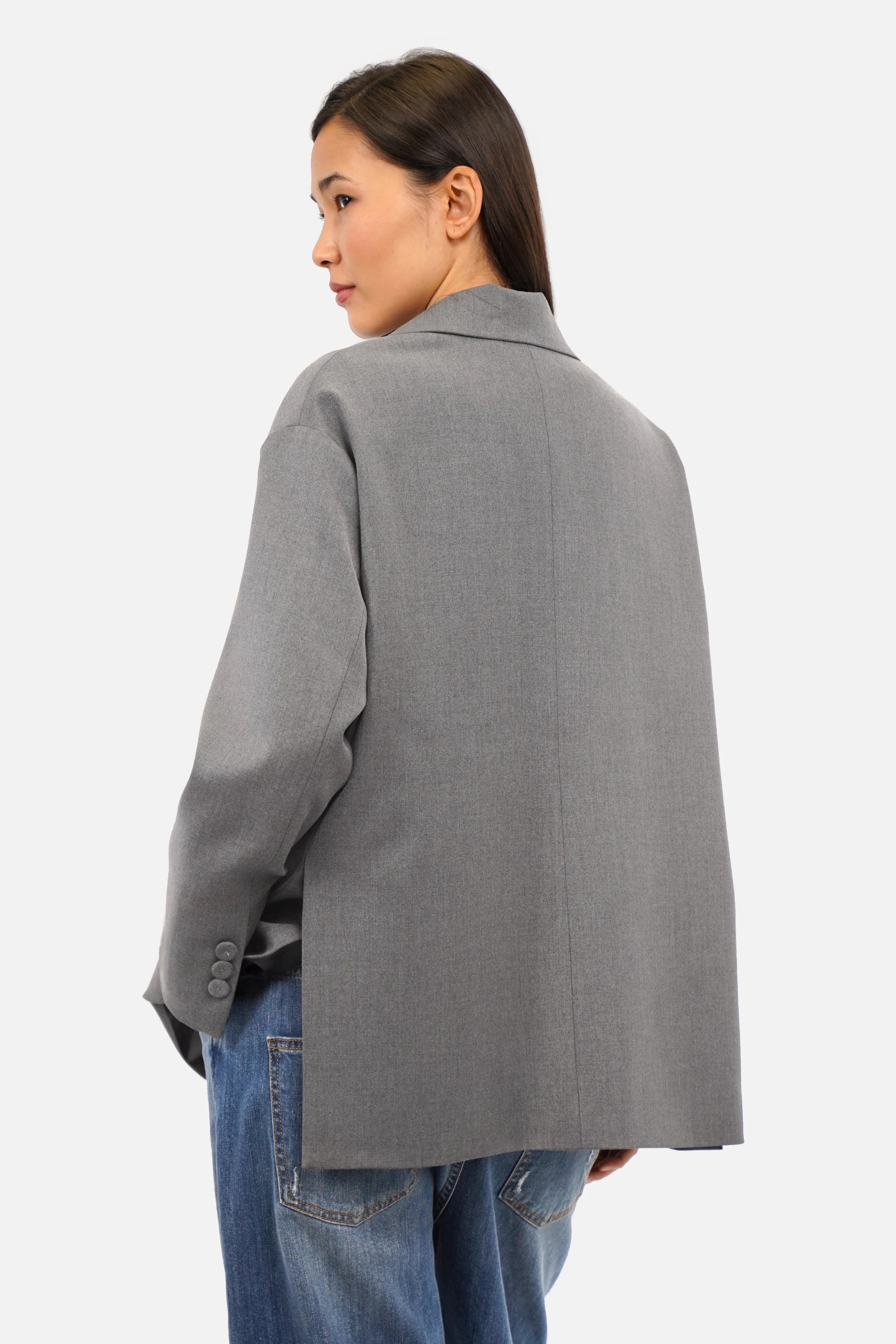 VANYAA oversized blazer with soft material, notch collar, fabric-covered button closure, front welt pockets, back slits, and inner lining
