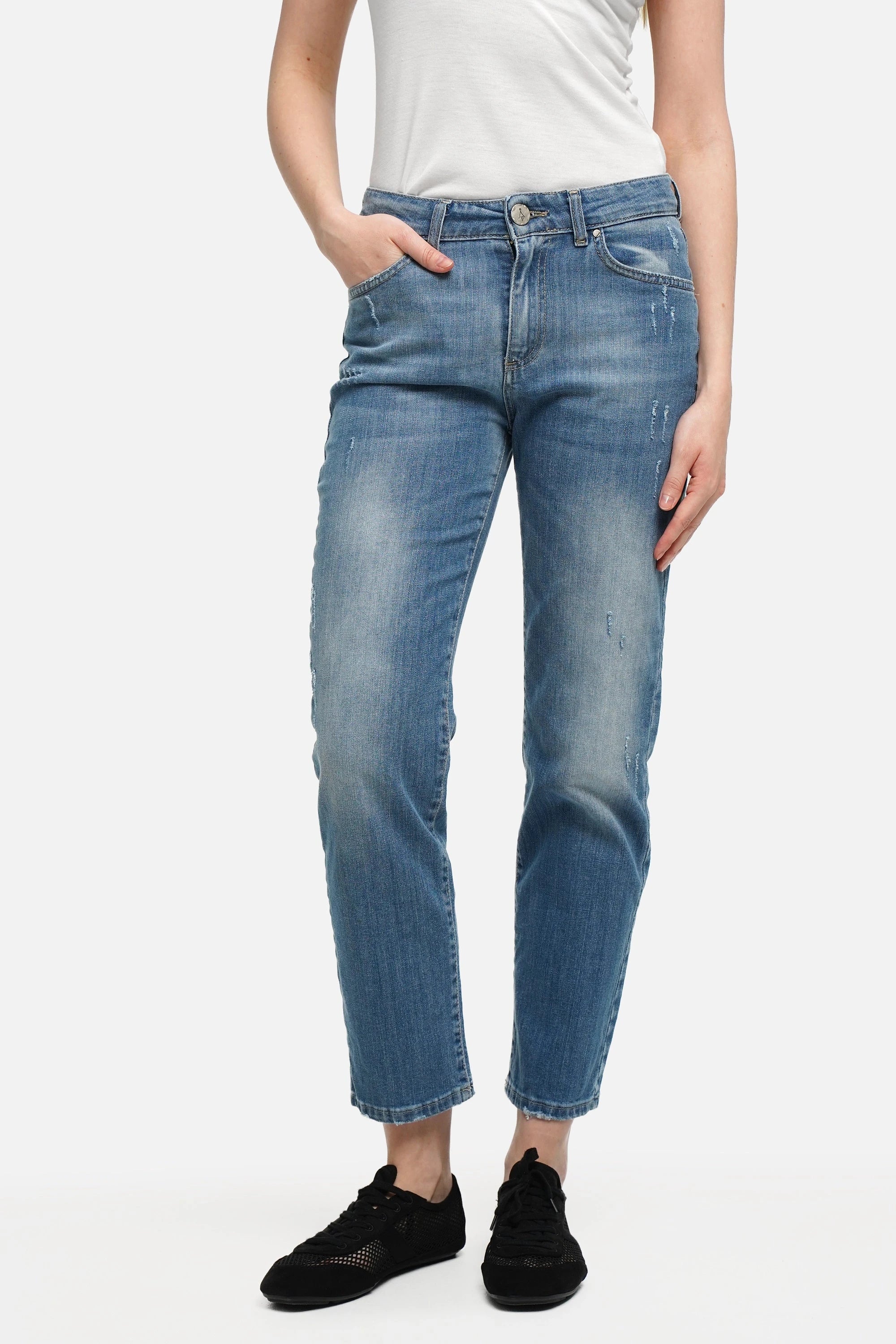 Slim fit VESTRA slim jeans in soft stretchy Italian denim with subtle used wash and five pockets