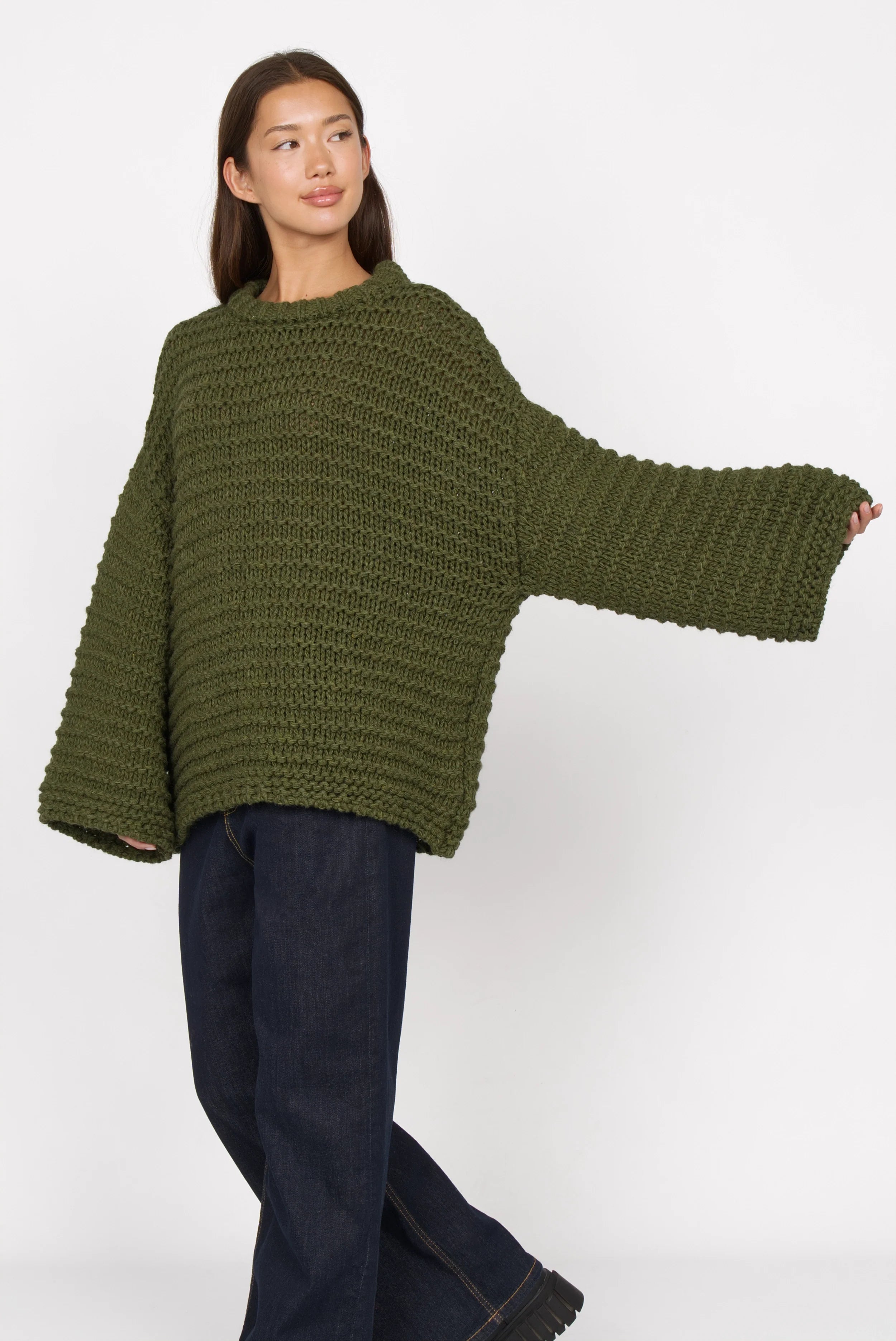 Frau trägt oversized Grobstrick Pullover im Chunky-Knit-Look in Olivgrün