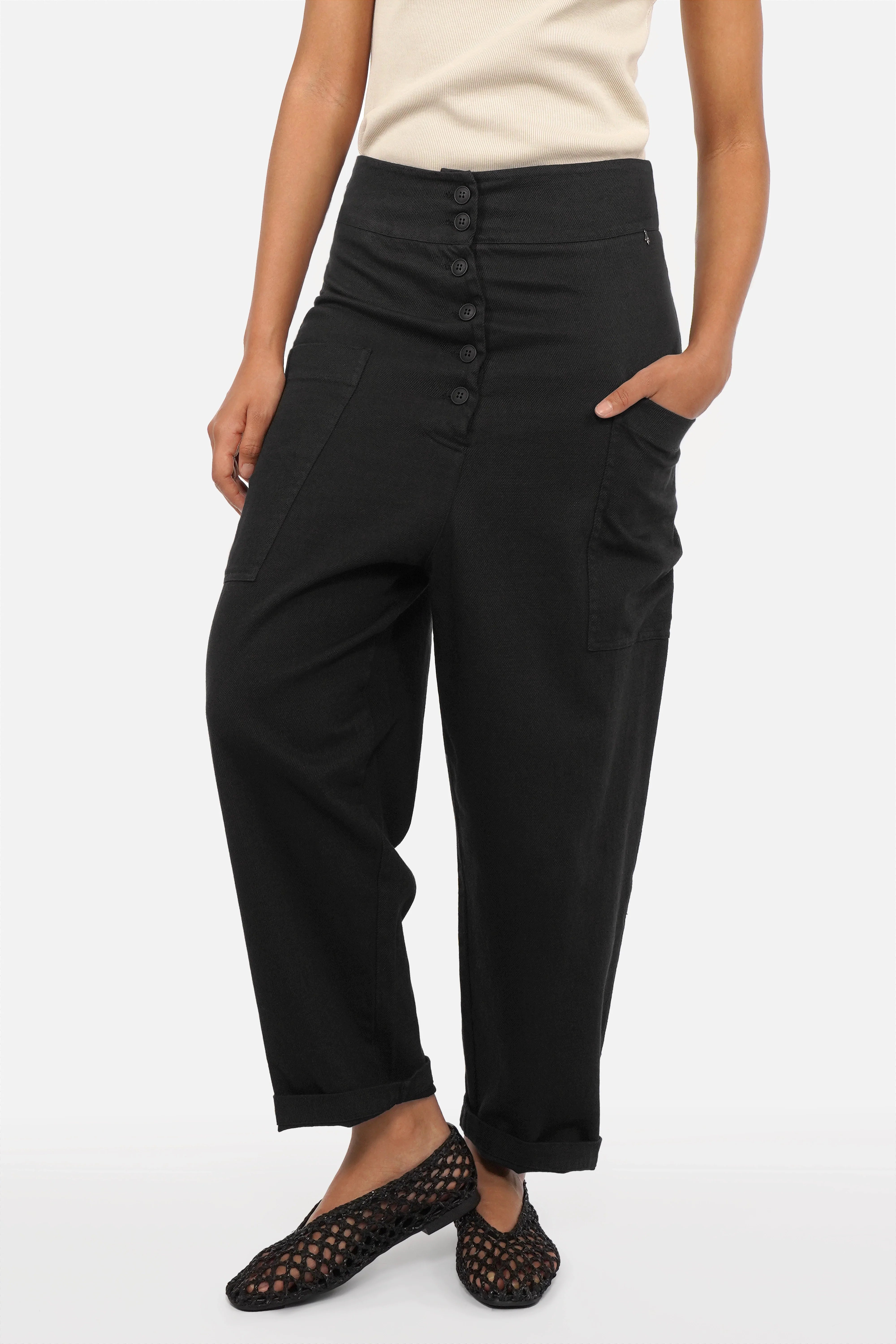 VIKADA Baggy Hose aus strukturierter Baumwolle im Denim-Look mit auffälliger Knopfleiste und lässigem Baggy-Schnitt