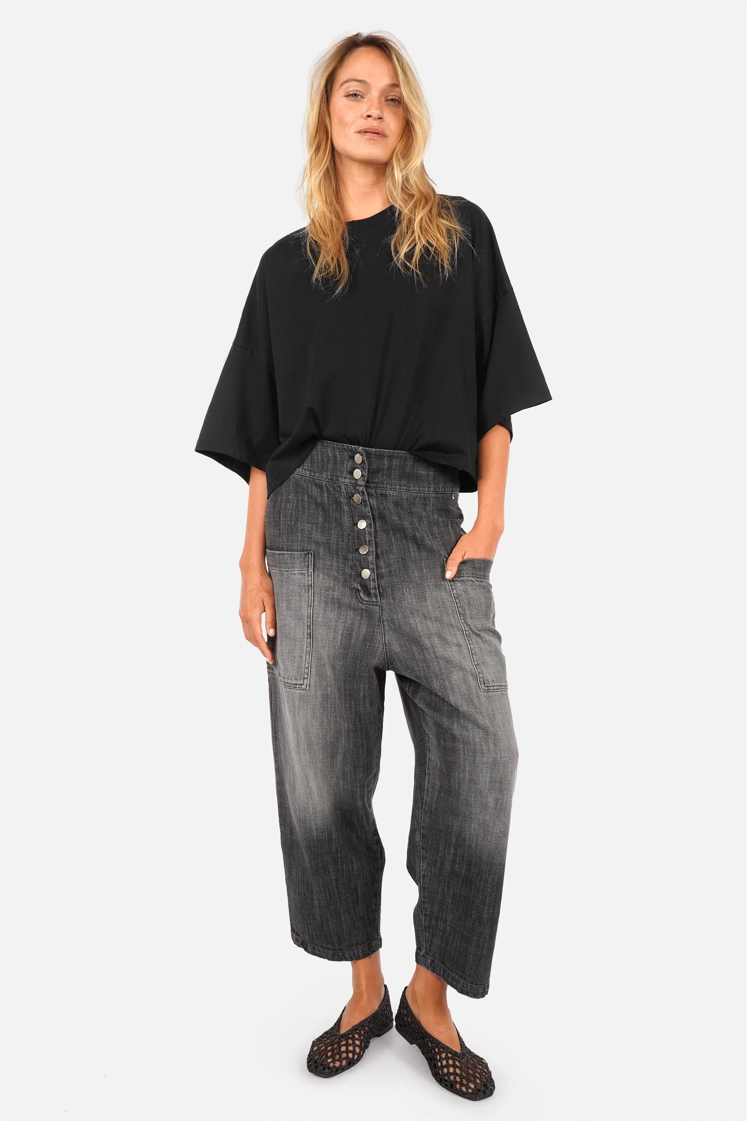 VIKADA Baggy Hose aus strukturierter Baumwolle im Denim-Look mit Gradient-Waschung und auffälliger Knopfleiste