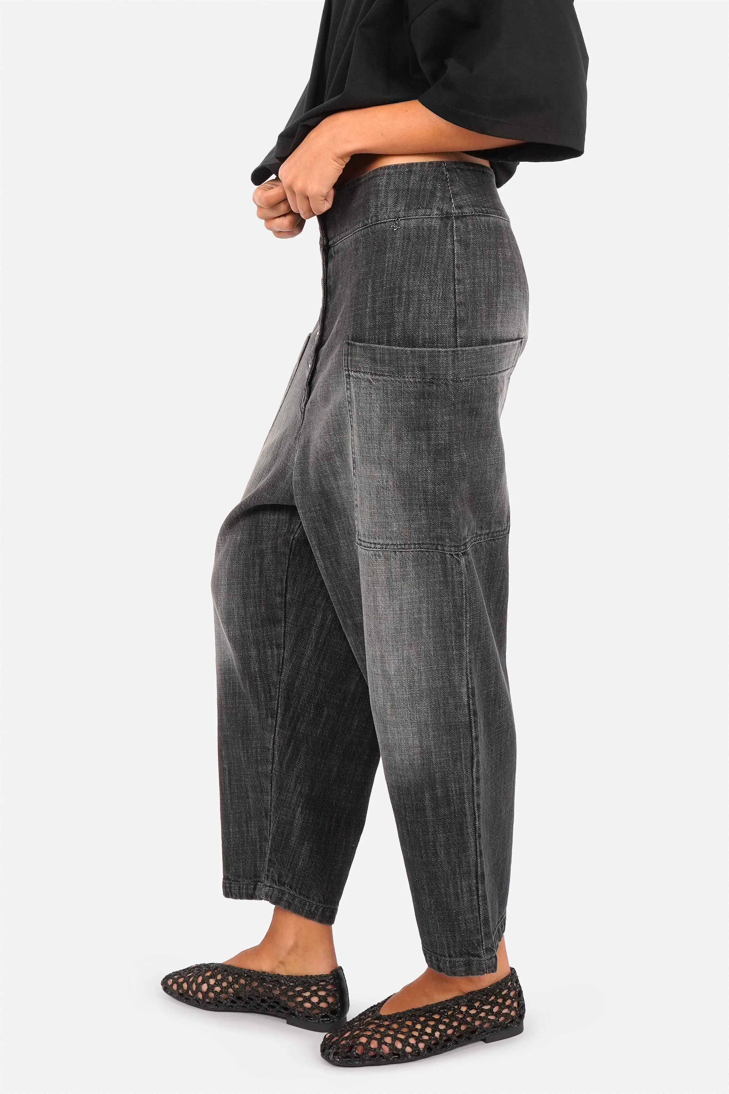 VIKADA Baggy Hose aus weicher Baumwolle im Denim-Look mit Gradient-Waschung und auffälliger Knopfleiste, lässiger Baggy-Schnitt, loose fit und Seitentaschen.