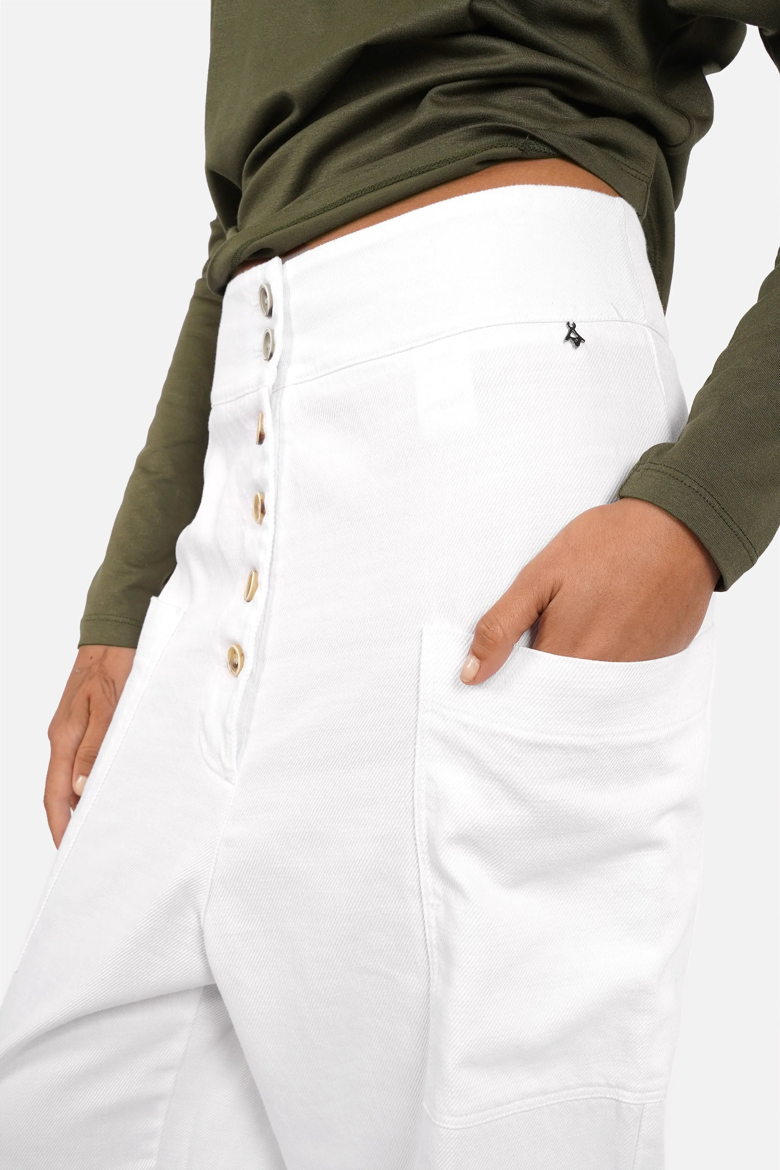 VIKADA Baggy Hose aus strukturierter Baumwolle im Denim-Look mit auffälliger Knopfleiste und lockerer Passform