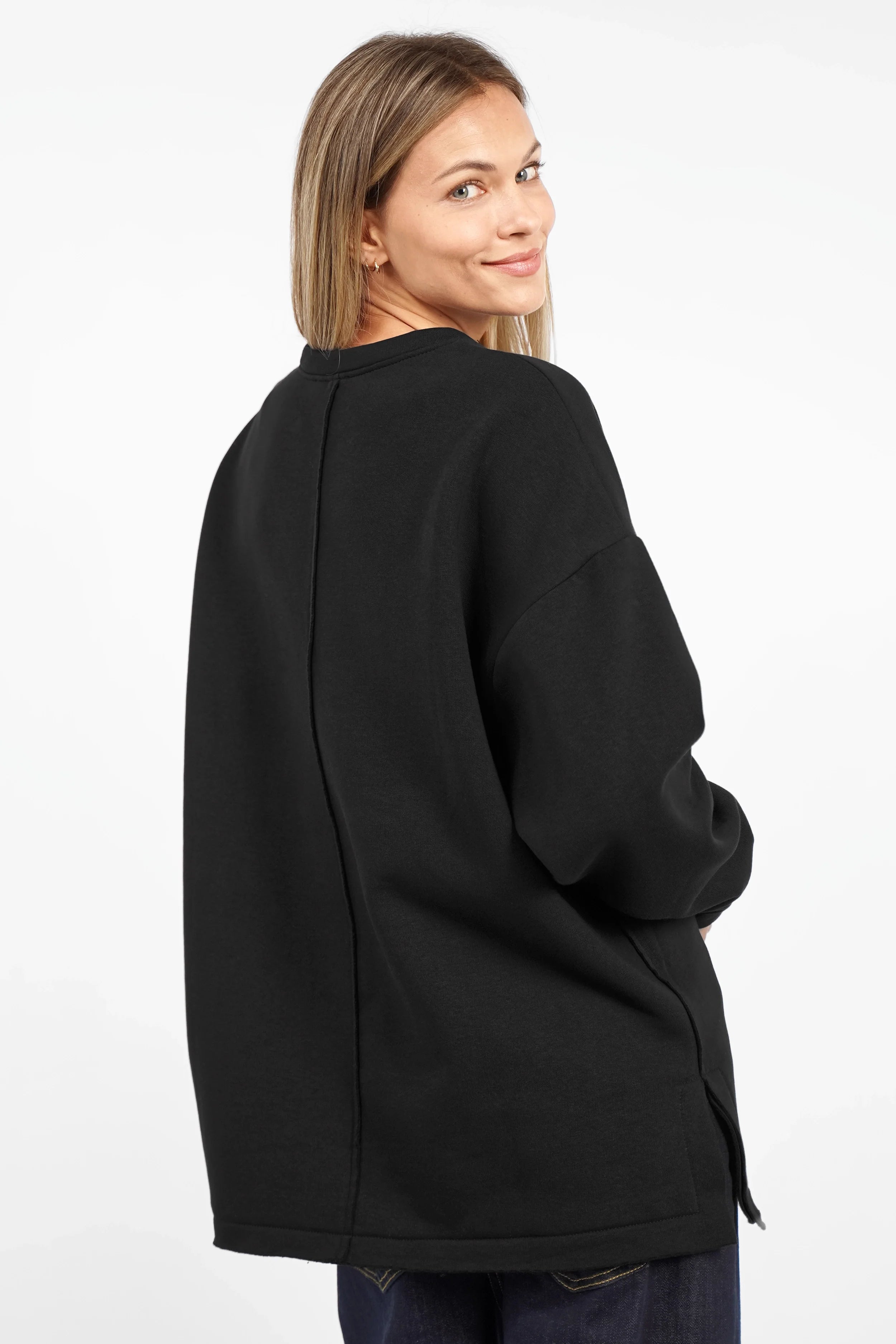 VIOLE Cozy Sweater schwarzer A-Linien Sweater aus weicher Baumwolle mit offenen Details und relaxed Fit.