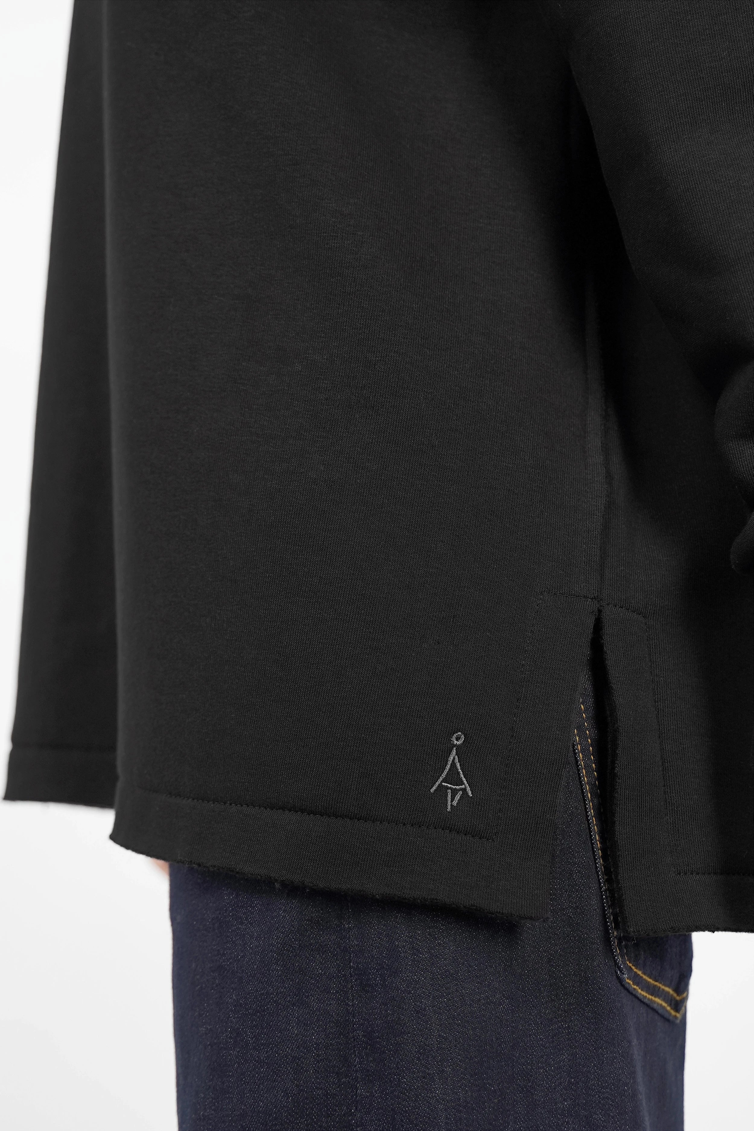 Schwarzer VIOLE Cozy Sweater mit A-Linie, seitlichem Schlitz und dezenter Logo-Stickerei