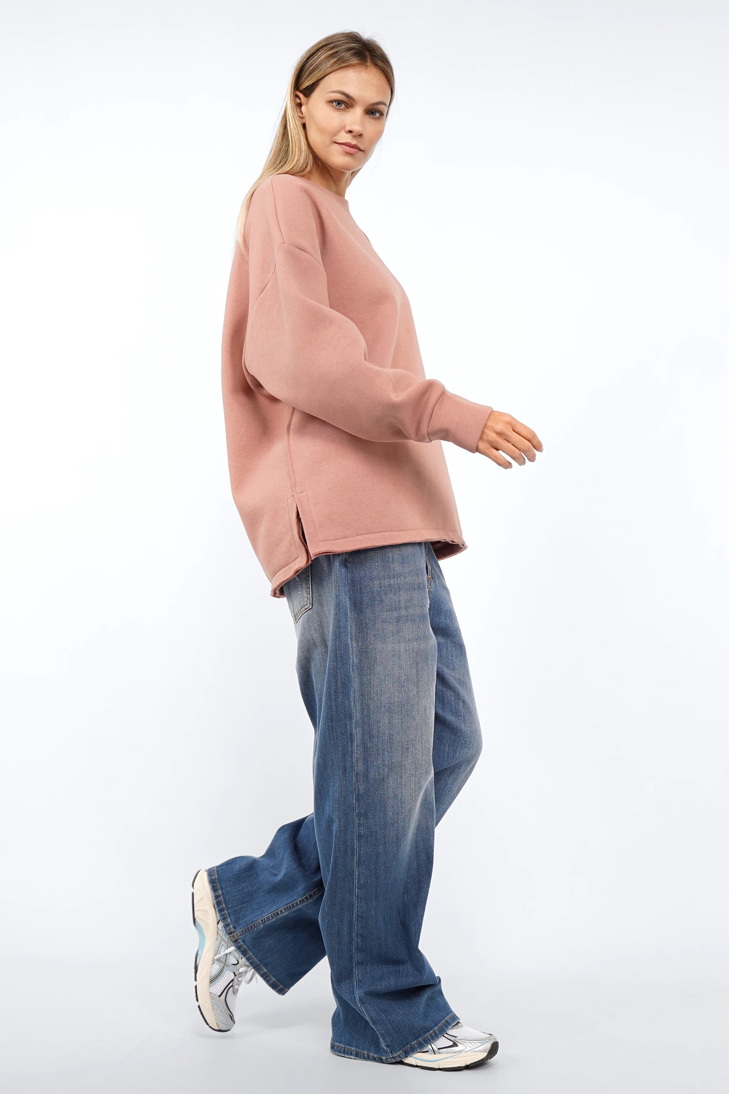 VIOLE Cozy Sweater mit A-Linien-Schnitt, weicher Baumwolle, gebürsteter Innenseite und offenen Details, getragen von Frau mit Jeans