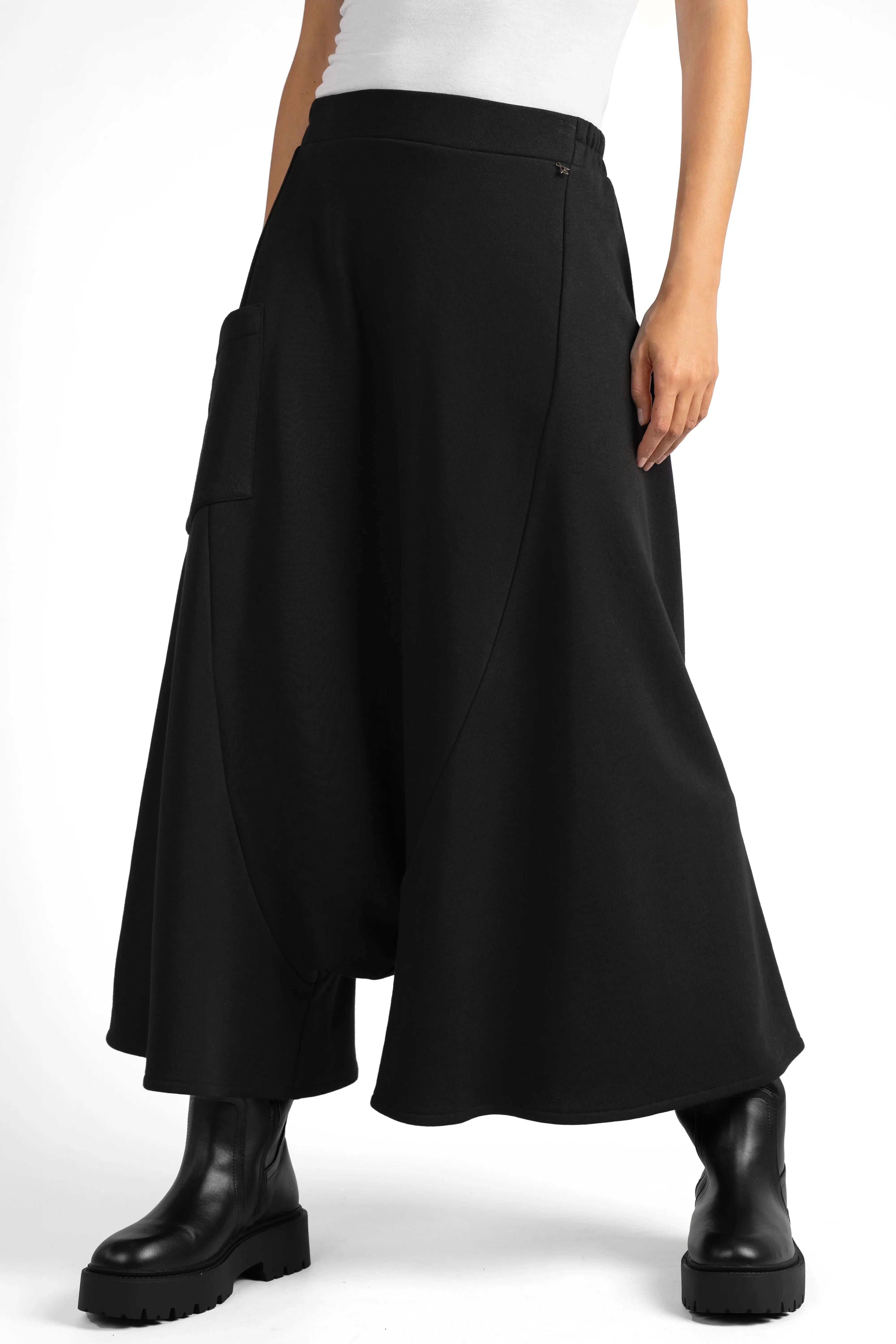 VISLA Hosenrock aus schwarzem Sweatstoff mit weitem Schnitt und asymmetrischer Tasche vorne