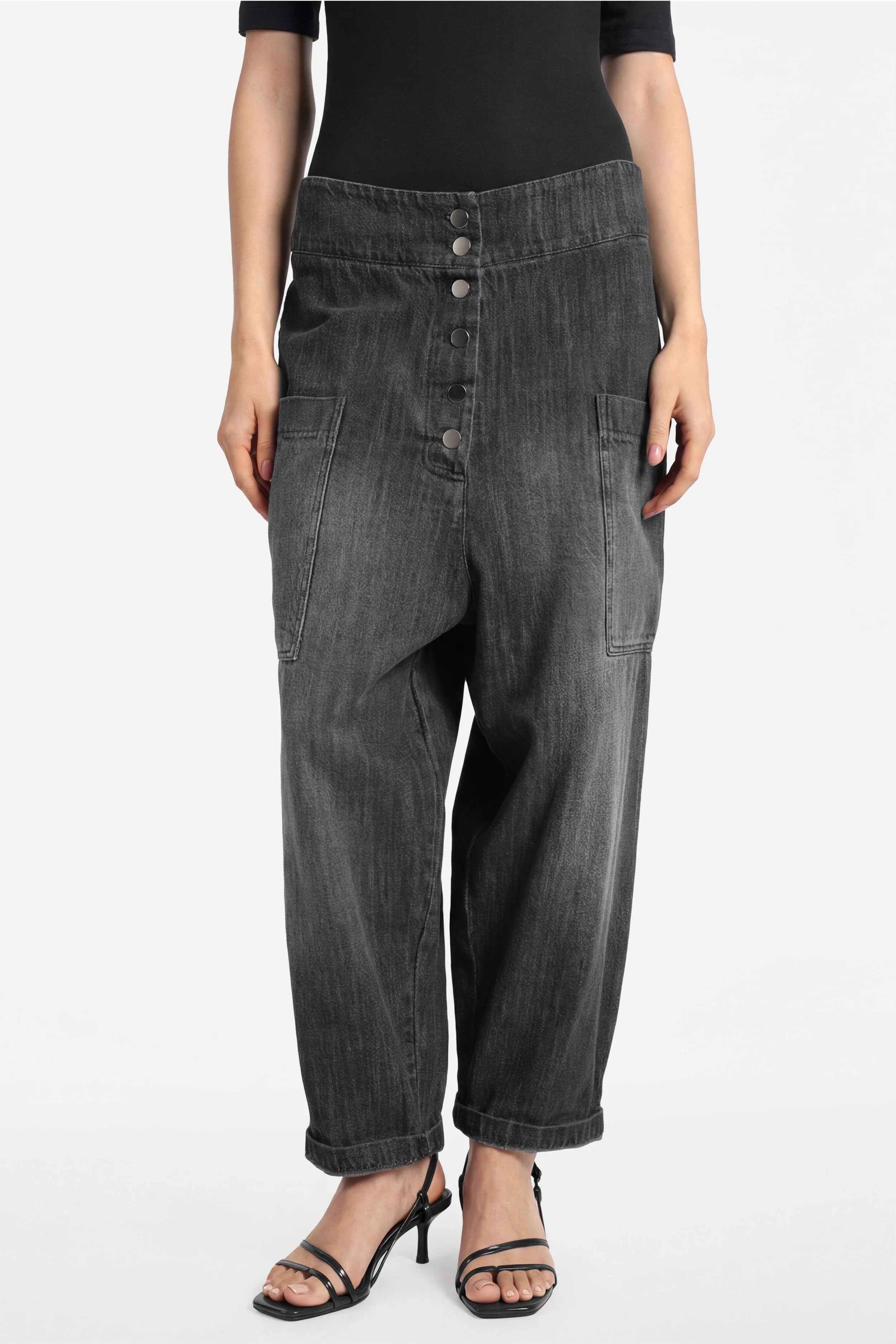 VIKADA Baggy Hose in structured cotton denim with gradient wash and button detail