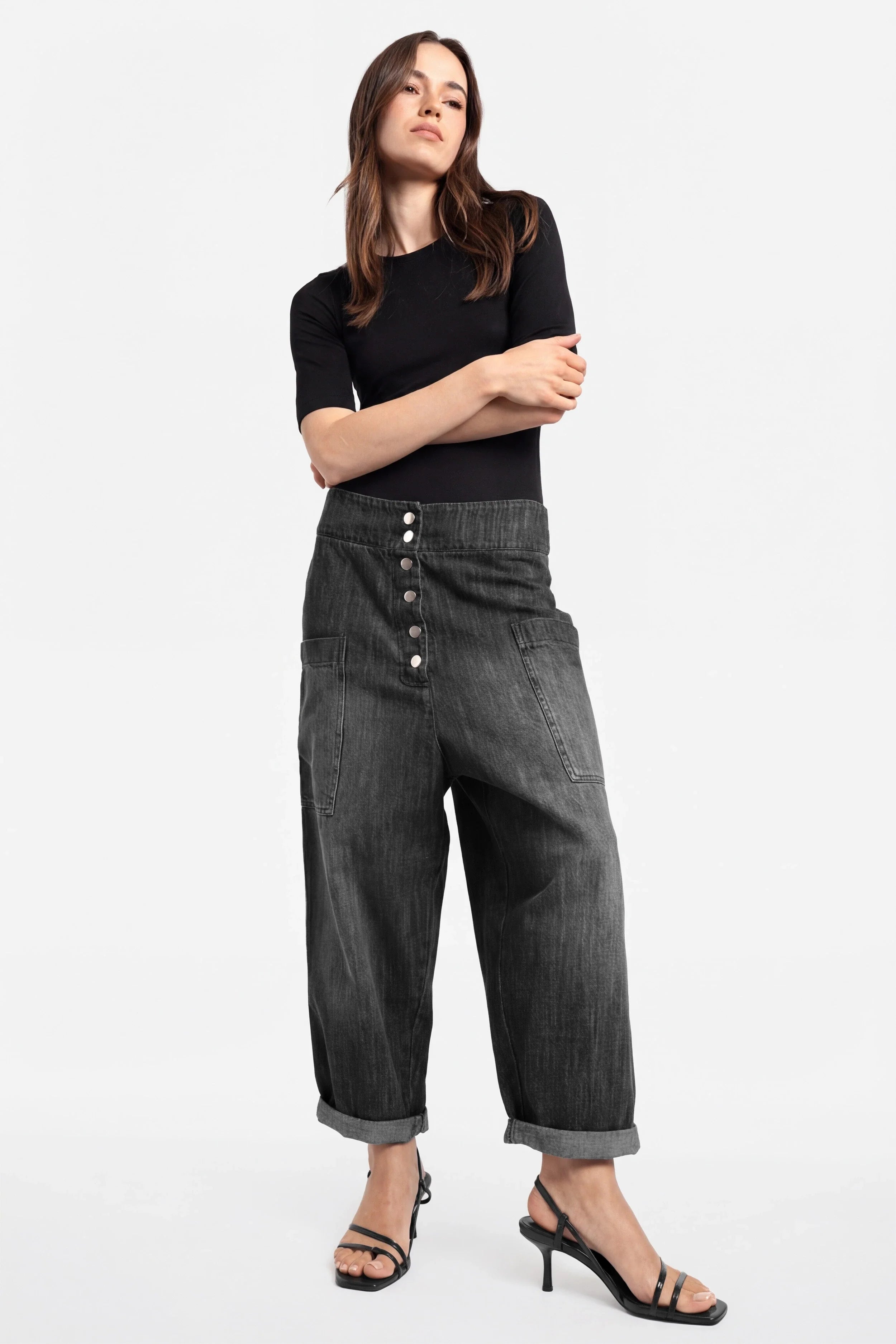 VIKADA Baggy Hose aus strukturierter Baumwolle mit Gradient-Waschung und auffälliger Knopfleiste