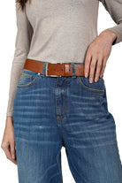 Ledergürtel aus Rindsleder mit Metall-Schließe, getragen an Jeans.