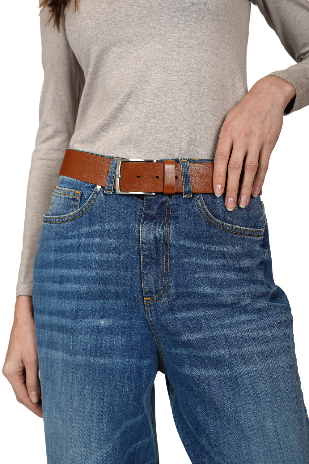 Brauner Ledergürtel mit nickelfreier Metallschließe und schlichter klassischer Passform, getragen mit blauer Jeans und grauem Oberteil