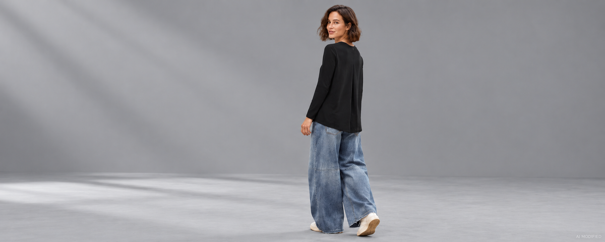 LYLLDA Longsleeve mit Rückenfalte und LANEA Barrel-Jeans im grauen Studio