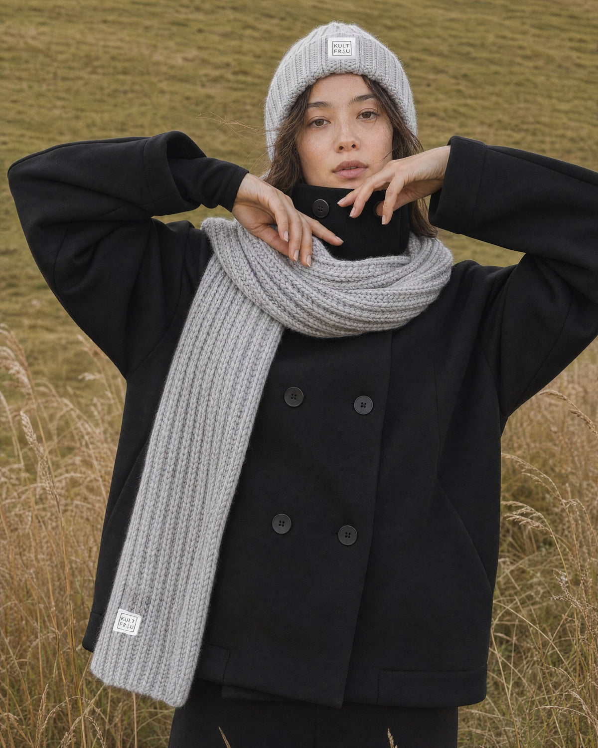MAAVE in Schwarz mit HATY-Mütze und SCARFY-Schal in Grau