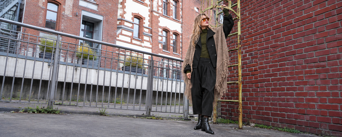 Sunday Update: Grobes Fransentuch in Taupe zu schwarzer Jacke, olivfarbenem Rollkragen und weiter schwarzer Hose