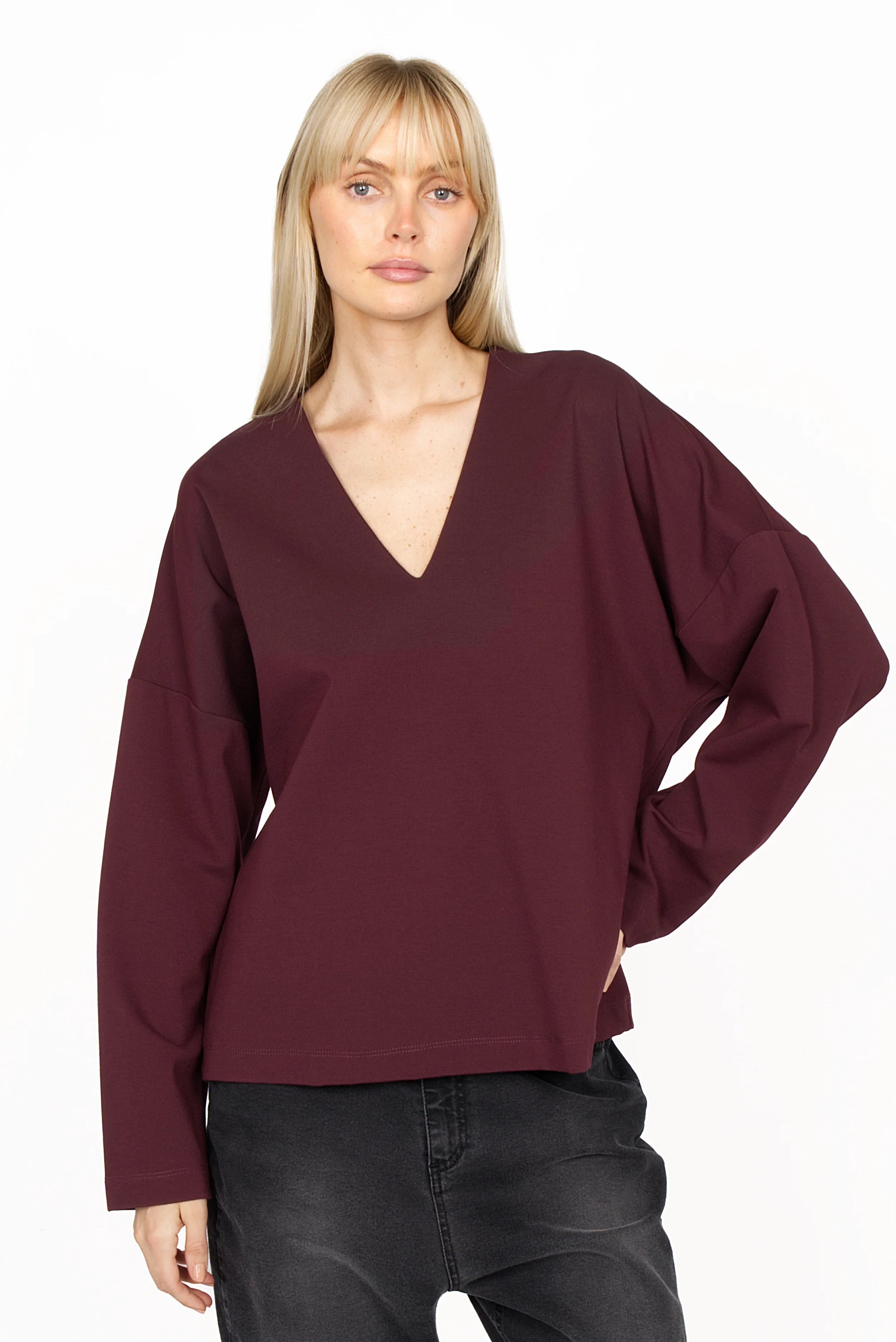 BERLEY Relaxed V-Neck Bluse in deep burgundy, soft jersey with viscose, relaxed fit, V-neck, dropped shoulders, and subtle front pleat.