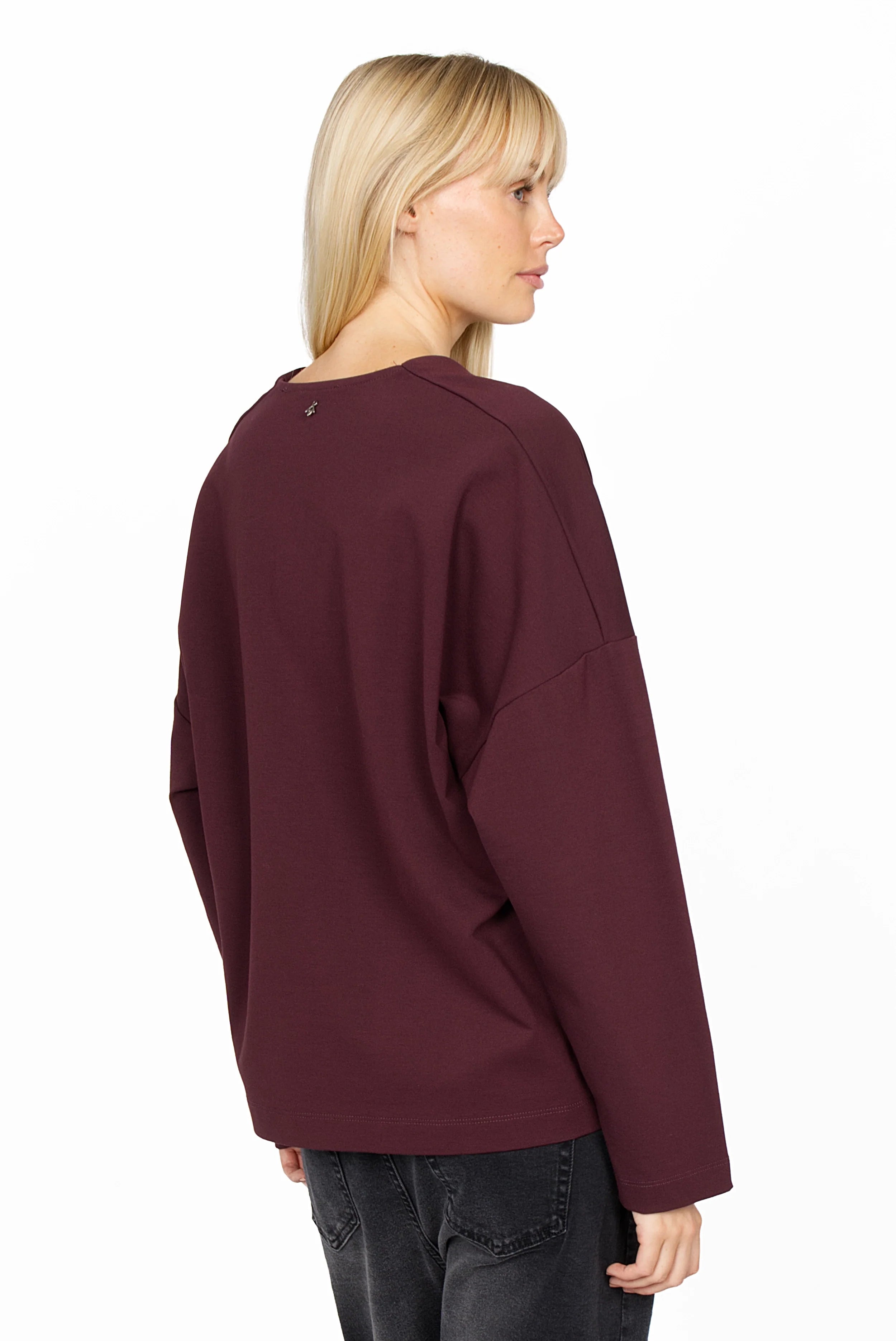BERLEY Relaxed V-Neck Bluse in soft compact jersey with relaxed fit and dropped shoulders in dark purple shown from back