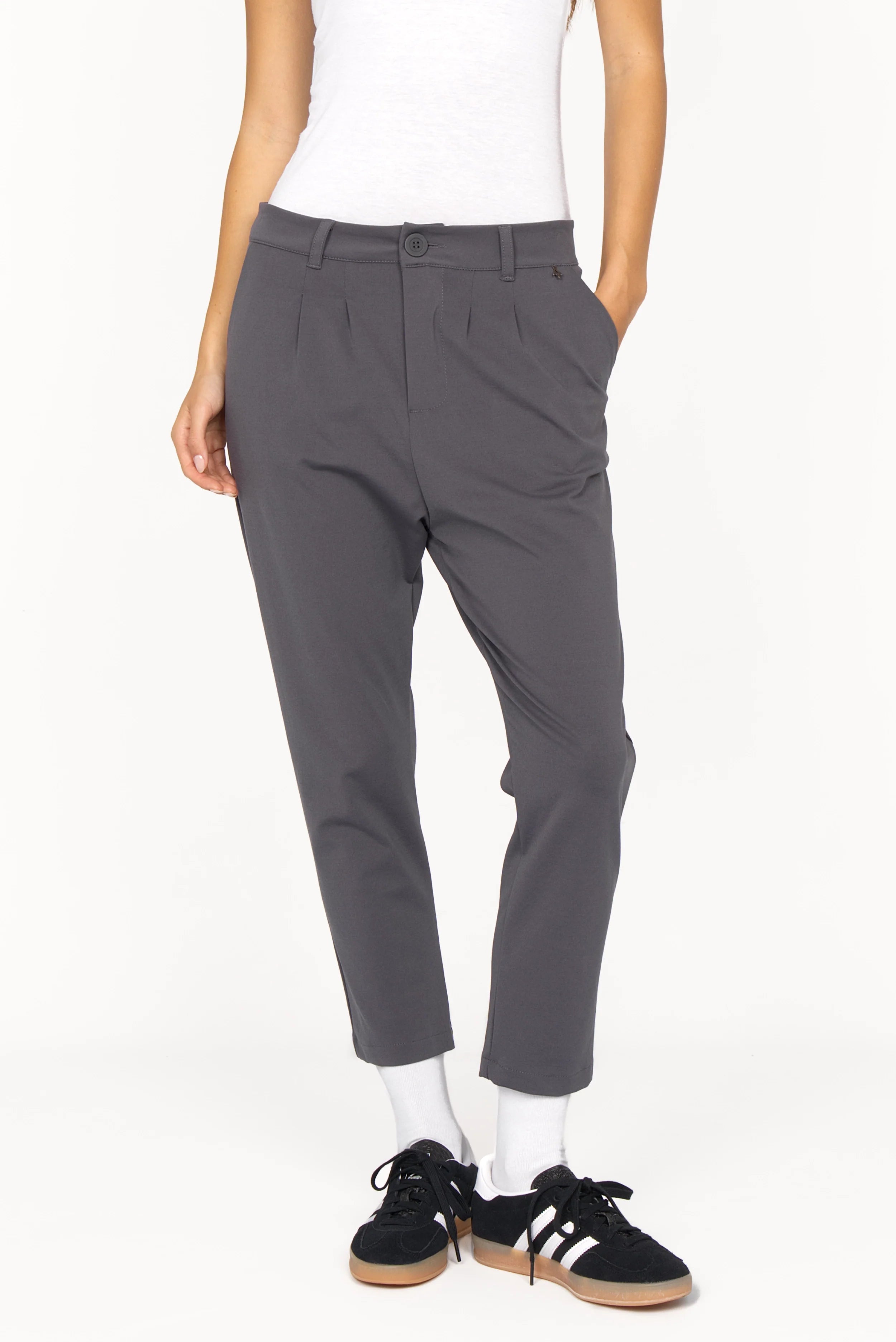 Dunkelgraue HEELENA OG Tapered Pants mit schmal zulaufendem Bein und verkürzter Länge, getragen mit Sneakern.