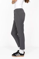 Damen HEELENA OG Tapered Pants cropped in Grau mit schmal zulaufendem Bein und normaler Bundhöhe, knitterarme und weiche Qualität, elegante Silhouette.