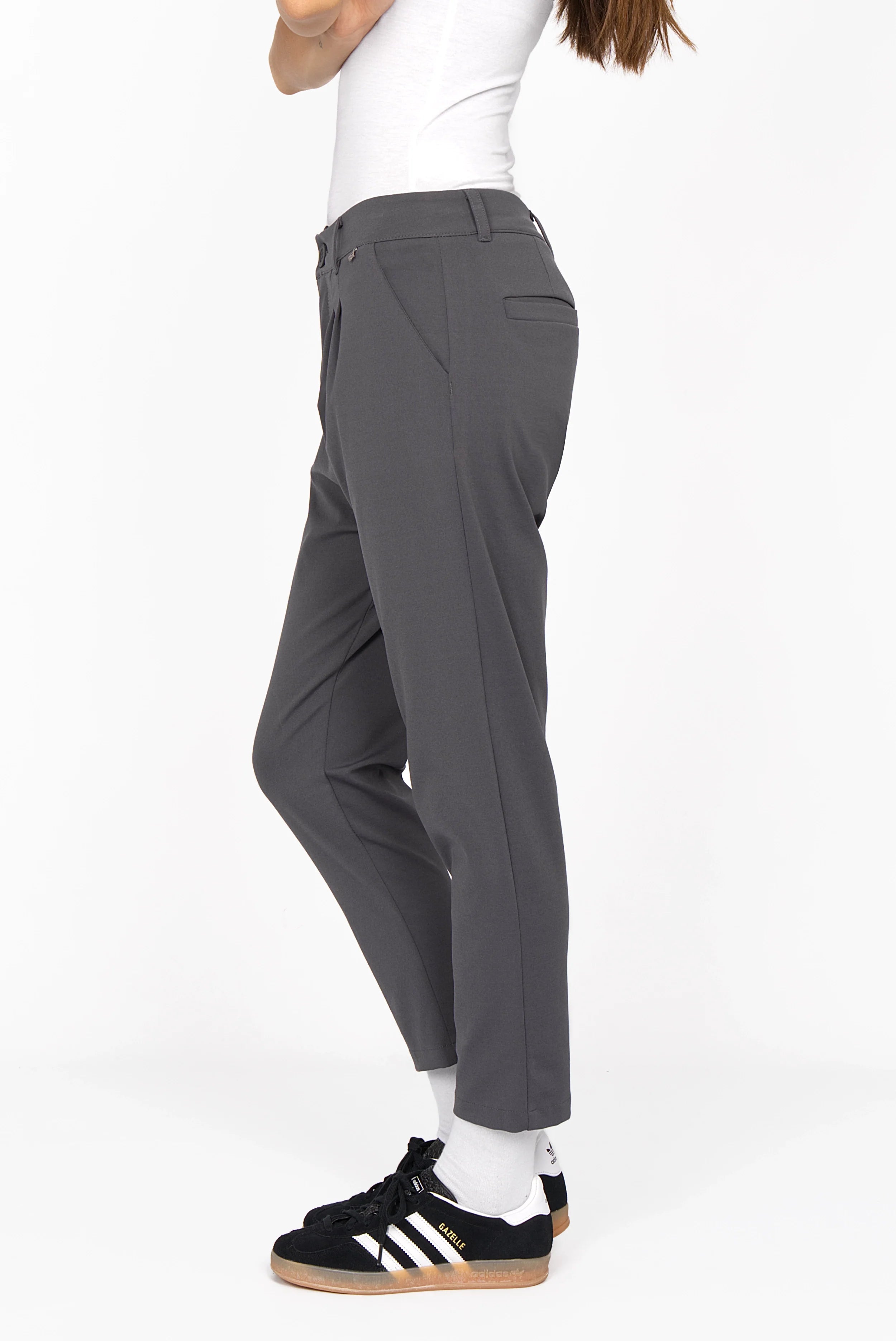 Damen HEELENA OG Tapered Pants cropped in Grau mit schmal zulaufendem Bein und normaler Bundhöhe, knitterarme und weiche Qualität, elegante Silhouette.