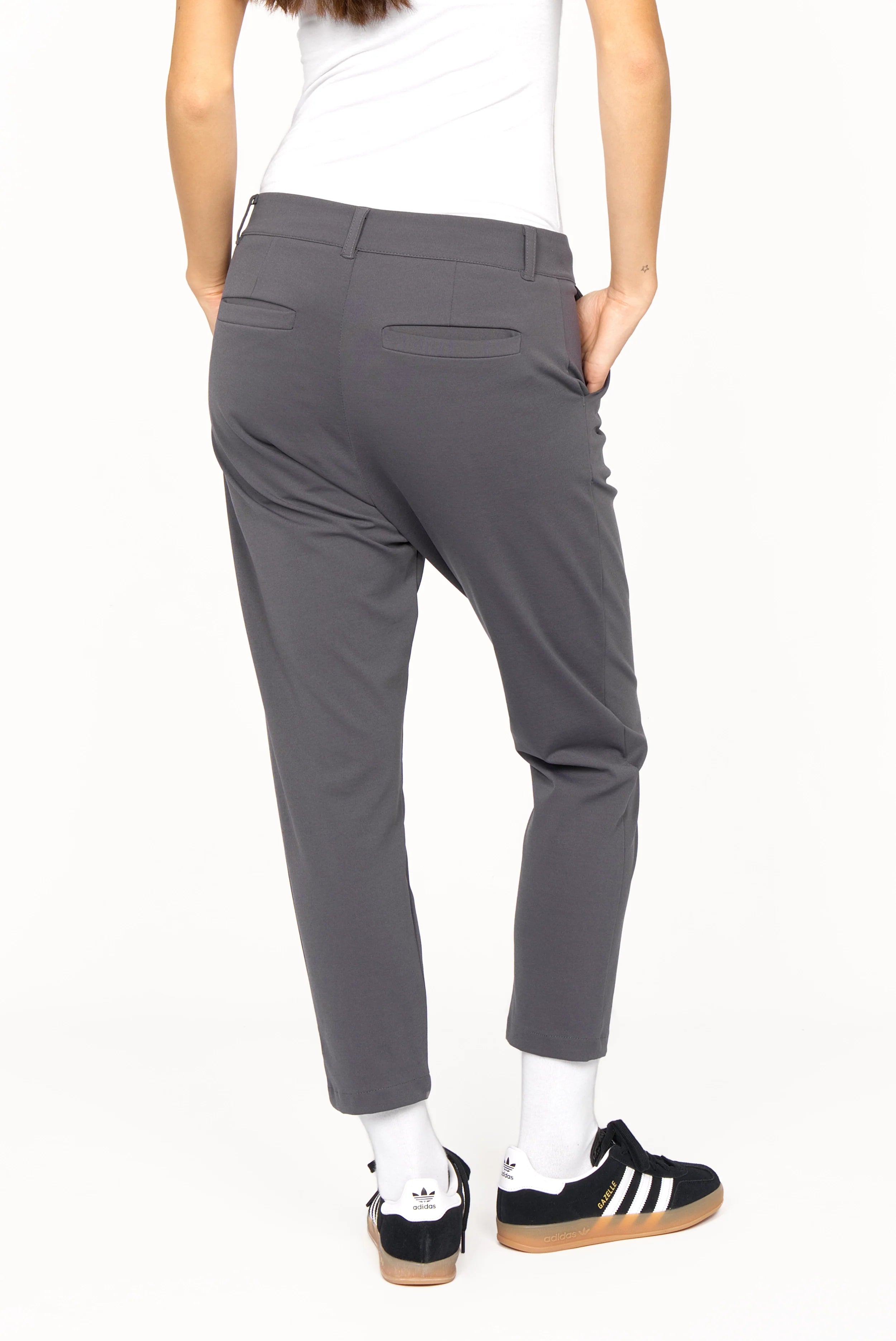 HEELENA OG Tapered Pants cropped graue Hose mit schmal zulaufendem Bein und verkürzter Länge, casual kombiniert mit Sneakern