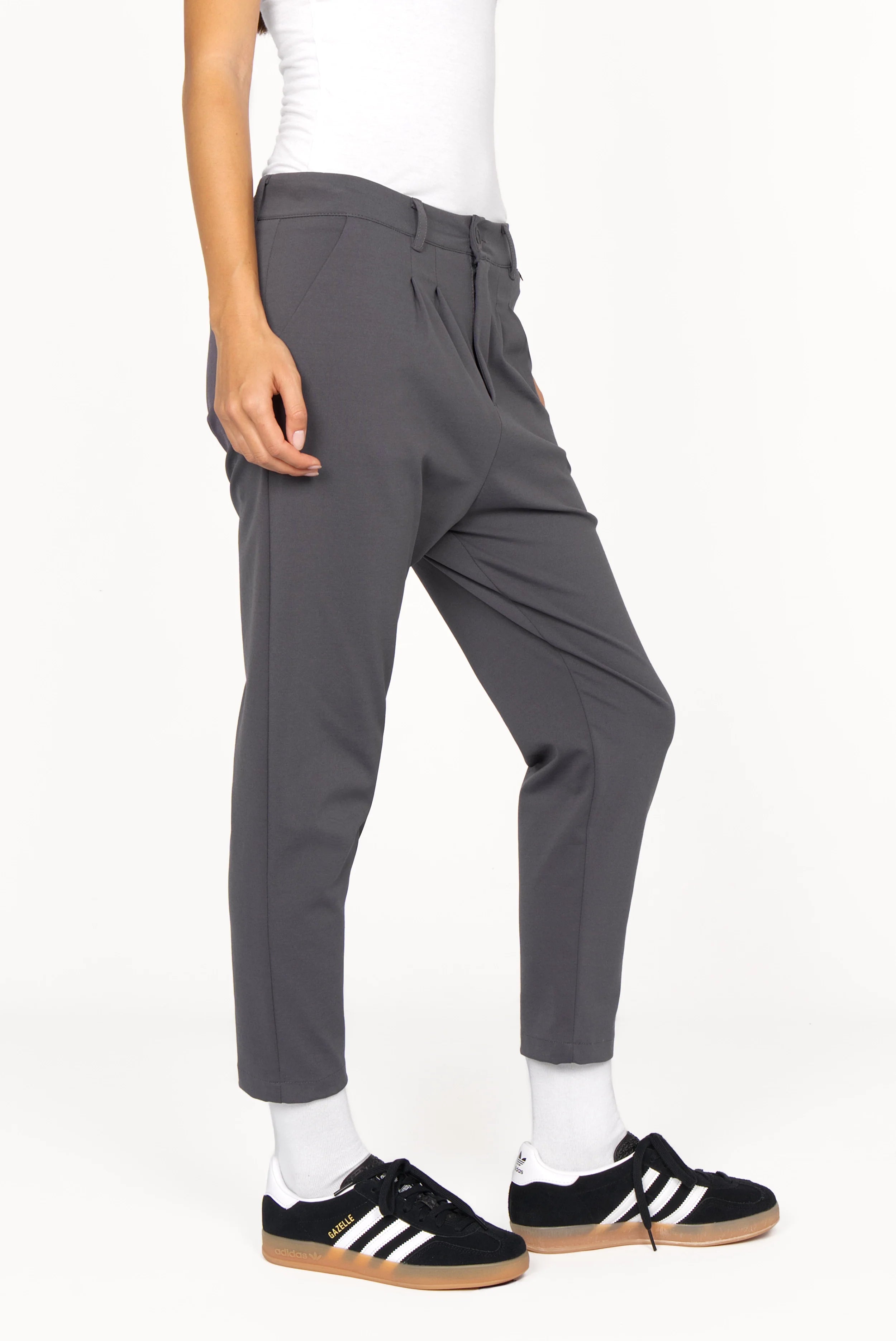 HEELLENA OG Tapered Pants cropped, graue tapered Hose mit normaler Bundhöhe und verkürzter Beinlänge, Casual-Stil