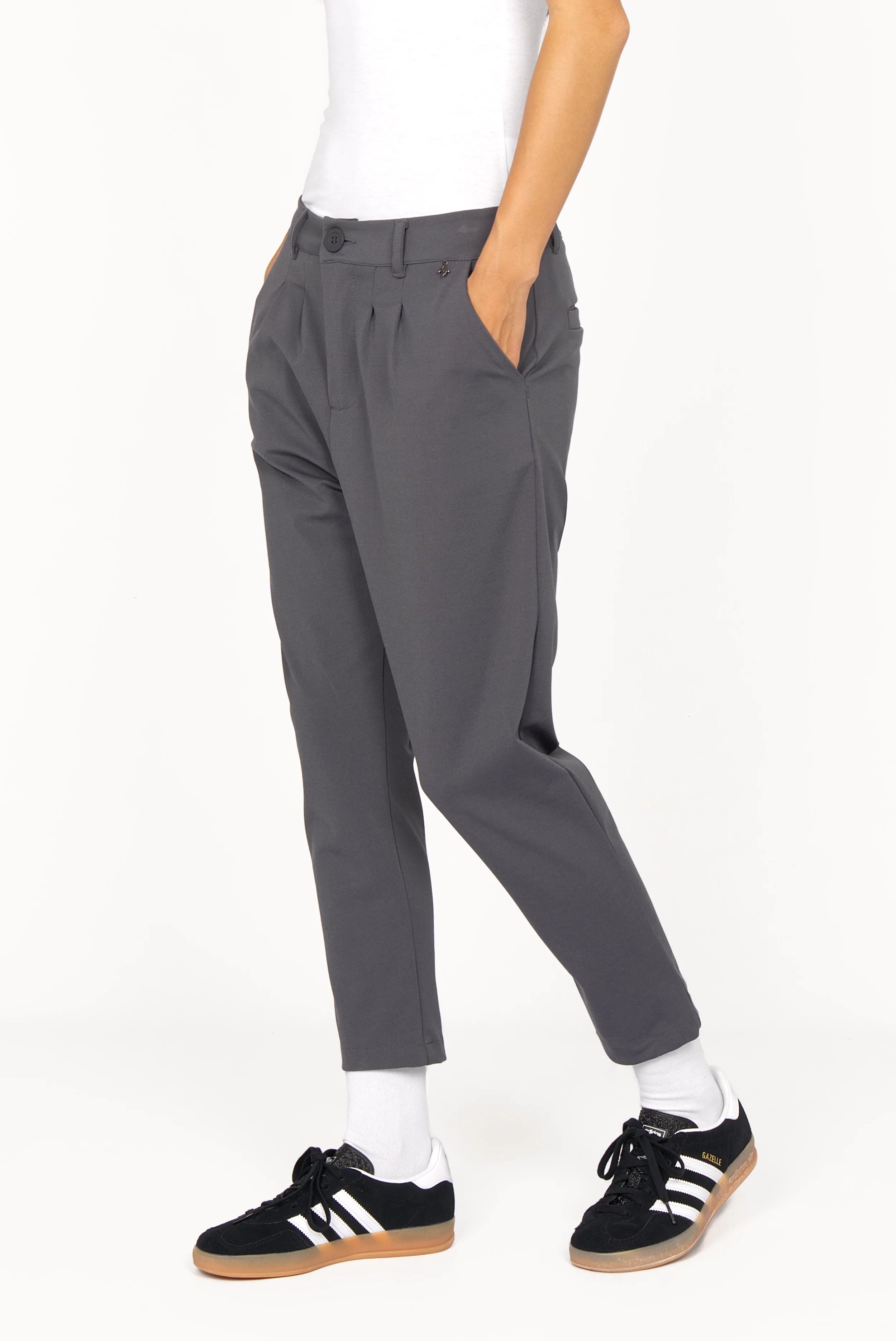 Dunkelgraue HEELENA OG Tapered Pants mit cropped Länge und schmal zulaufendem Bein, kombiniert mit Sneakern.