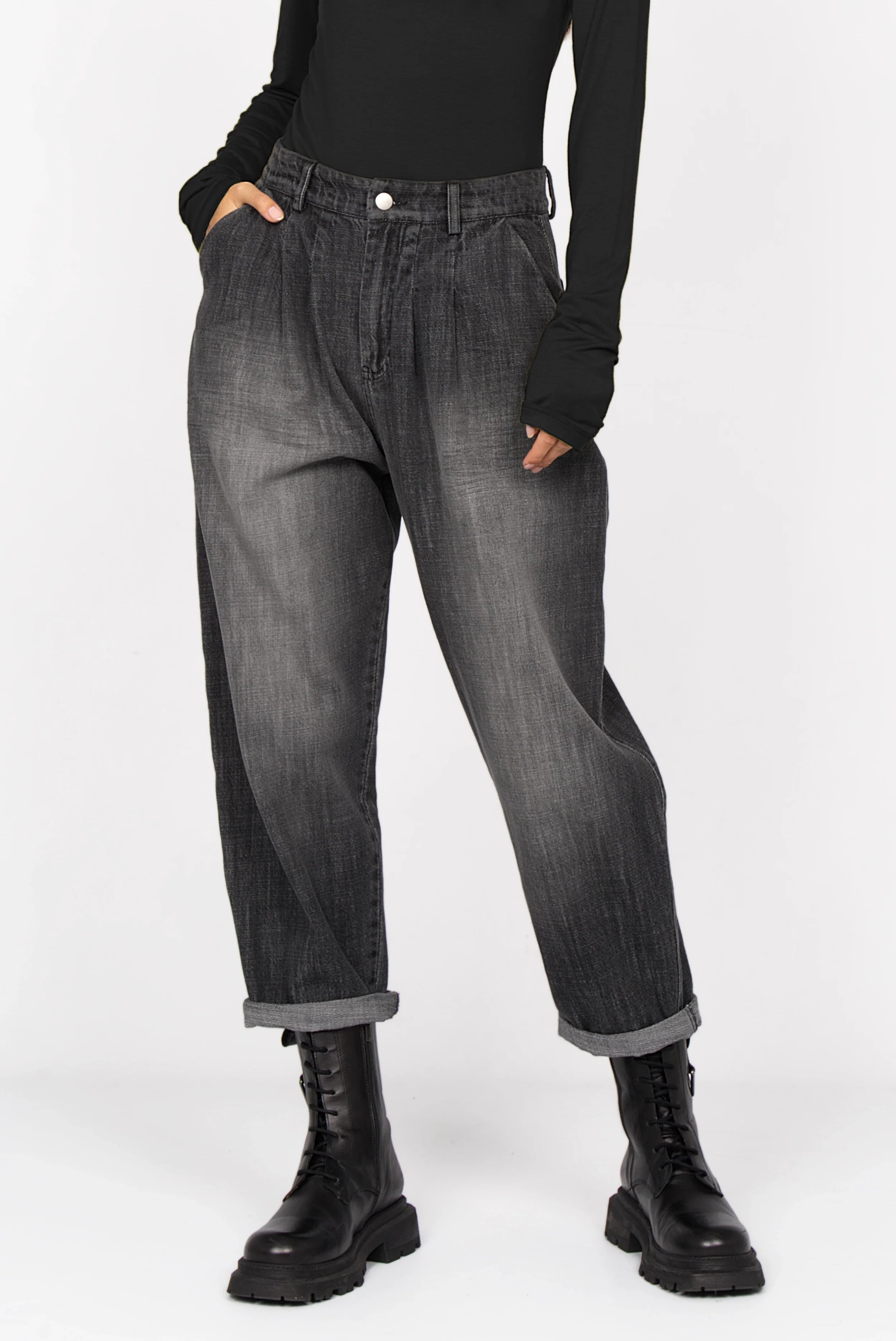 SAIKA Relaxed Tapered Hose in strukturierter Baumwolle mit Washed Black Finish und lockerer Karottenform