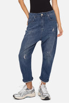 Lockere Jeany Baggy Jeans mit tiefem Schritt und destroyed Waschung in Mittelblau
