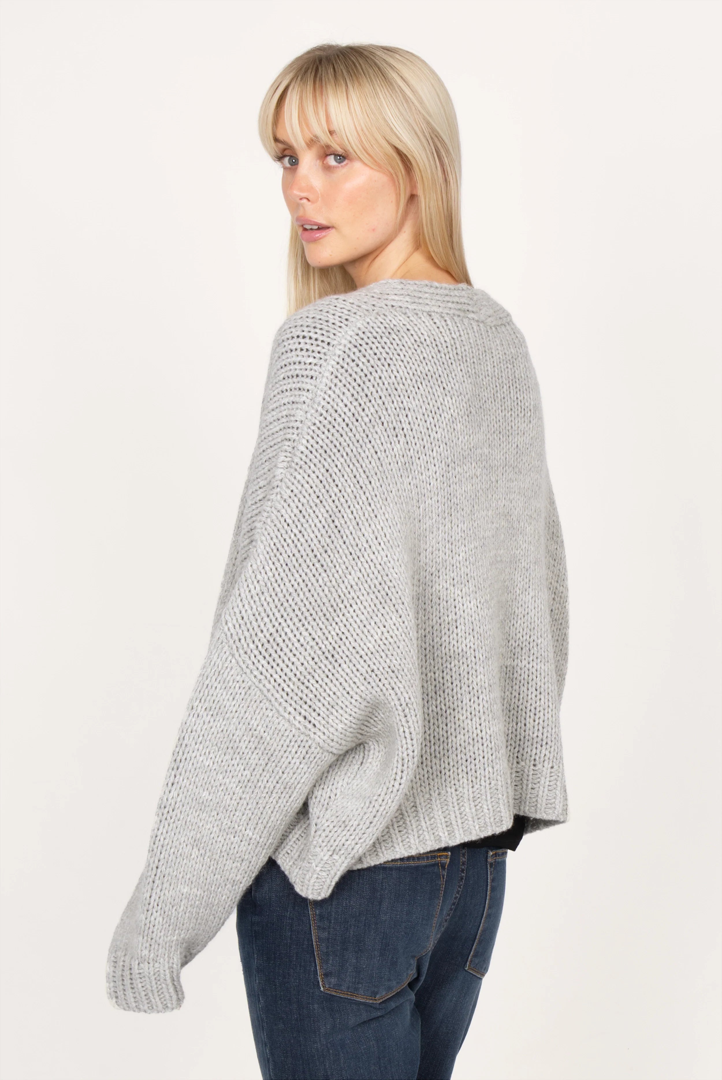 Woman wearing grey ALIXA Cropped Strickcardigan with loose fit and ribbed cuffs, back view