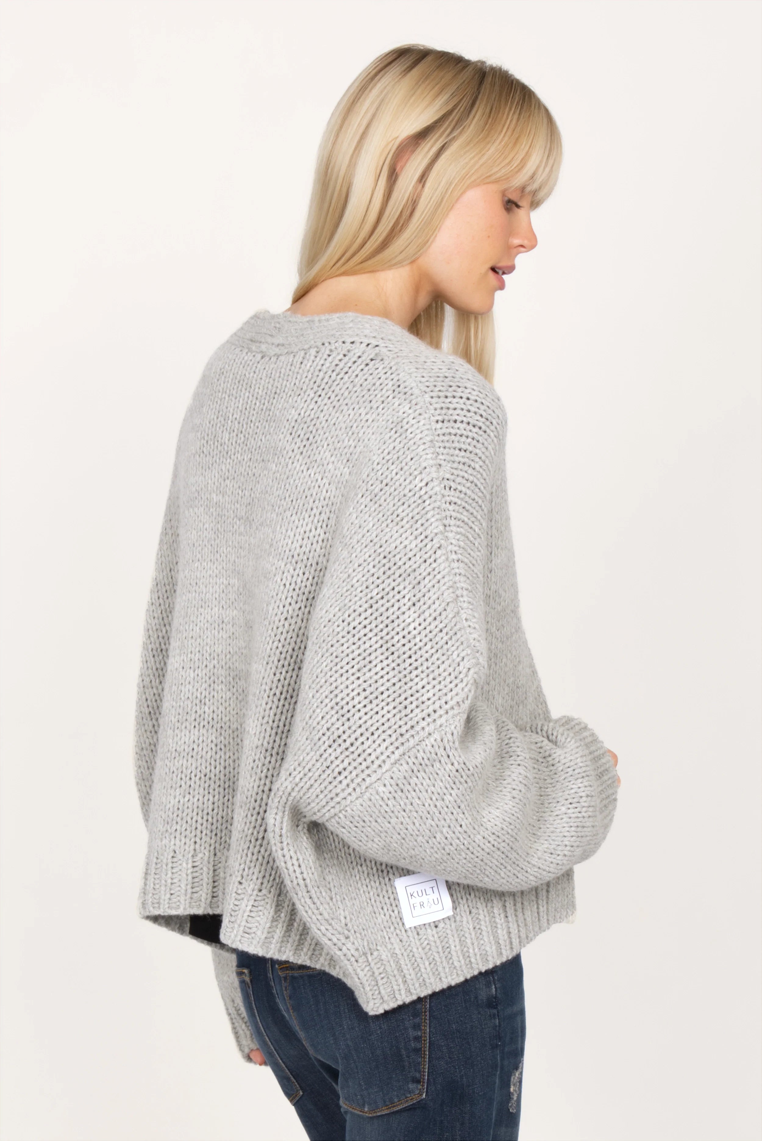 ALIXA Cropped Strickcardigan in soft grey wool mix with loose fit, scarf collar, and ribbed cuffs and hem.