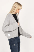 ALIXA Cropped Strickcardigan grey knitted cardigan with loose fit and shawl collar worn open by woman