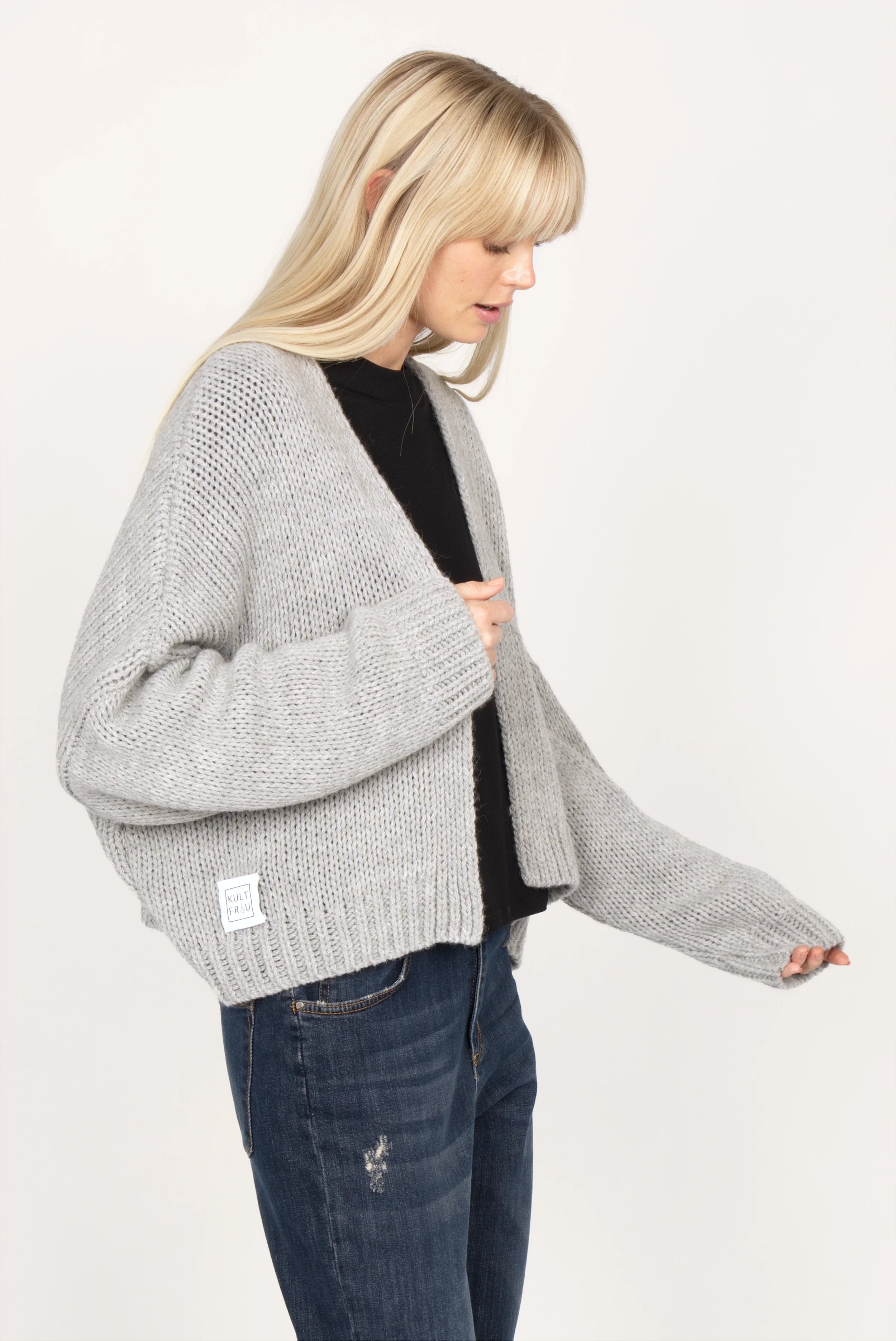 ALIXA Cropped Strickcardigan grey knitted cardigan with loose fit and shawl collar worn open by woman