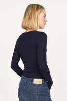 BETTIE Longsleeve aus feinem Rippstrick in navy mit schmalem Rundhalsausschnitt und extra langen Ärmeln, slim Fit