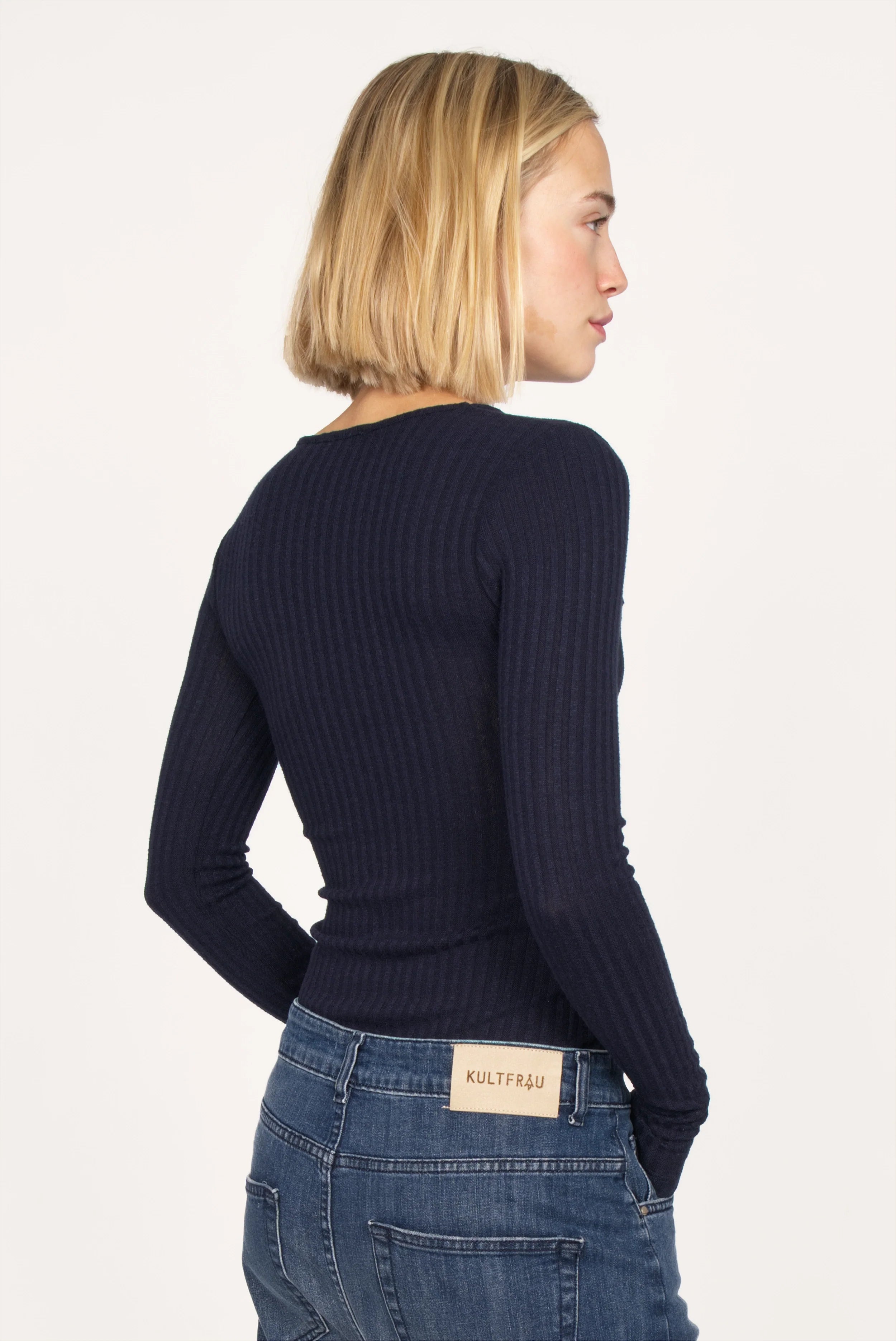 BETTIE Longsleeve aus feinem Rippstrick in navy mit schmalem Rundhalsausschnitt und extra langen Ärmeln, slim Fit