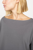 Graues AMALEA Relaxed Fit Longsleeve mit U-Boot Ausschnitt und überschnittenen Schultern aus Baumwolljersey