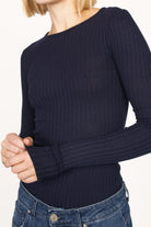 Figurbetontes BETTIE Longsleeve aus feinem Rippstrick mit extra langen Ärmeln und Rundhals in Dunkelblau