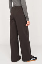 KANDANEA Gerade Hose in dark brown with straight legs, subtle front pintucks, elastic waistband, and small side slits at the hem in interlock fabric
