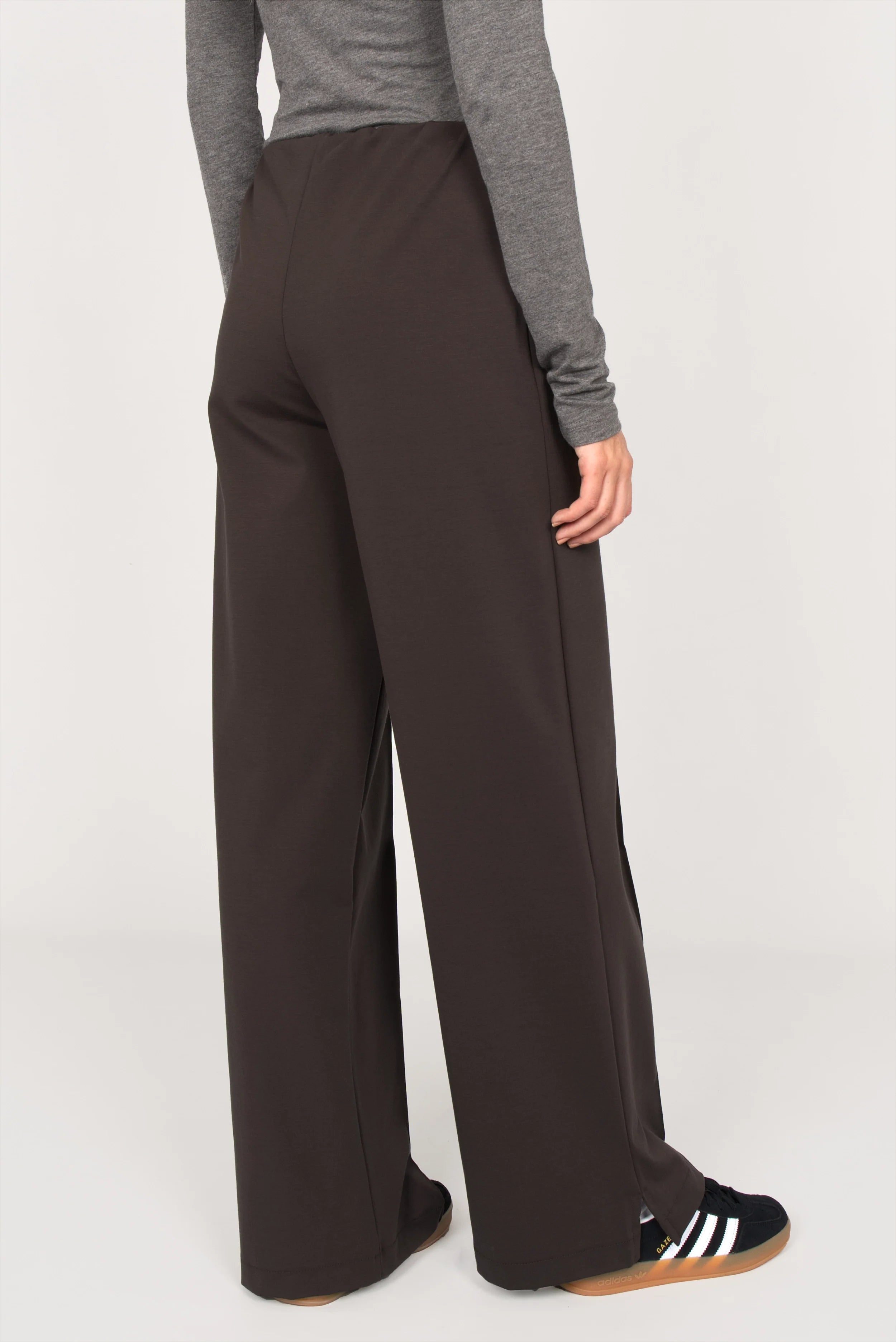 KANDANEA Gerade Hose in dark brown with straight legs, subtle front pintucks, elastic waistband, and small side slits at the hem in interlock fabric