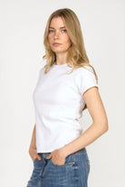 TASYA Shirt weißes slim fit T-Shirt aus softem Ripp-Jersey mit Rundhalsausschnitt und Ziernähten