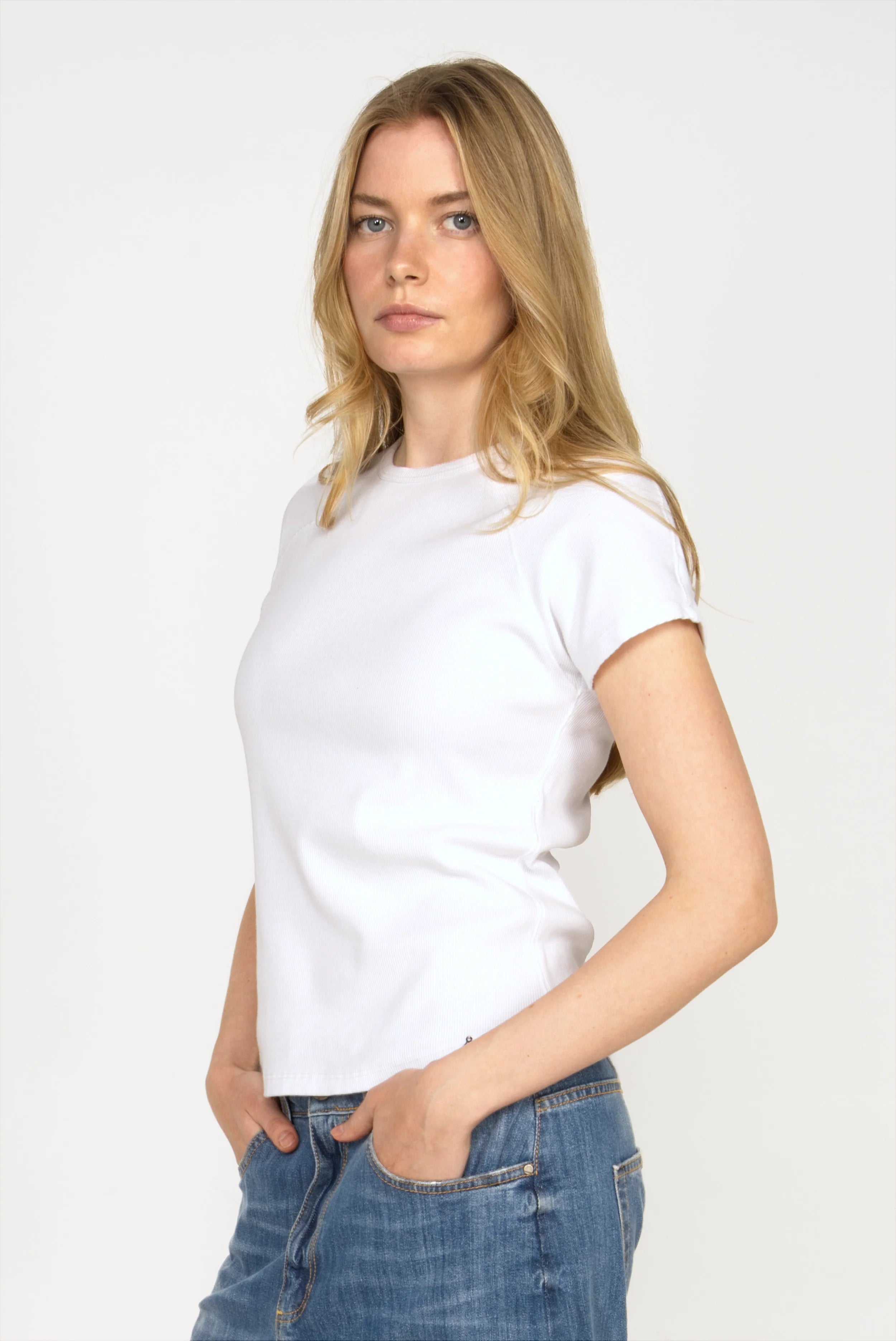 TASYA Shirt weißes slim fit T-Shirt aus softem Ripp-Jersey mit Rundhalsausschnitt und Ziernähten
