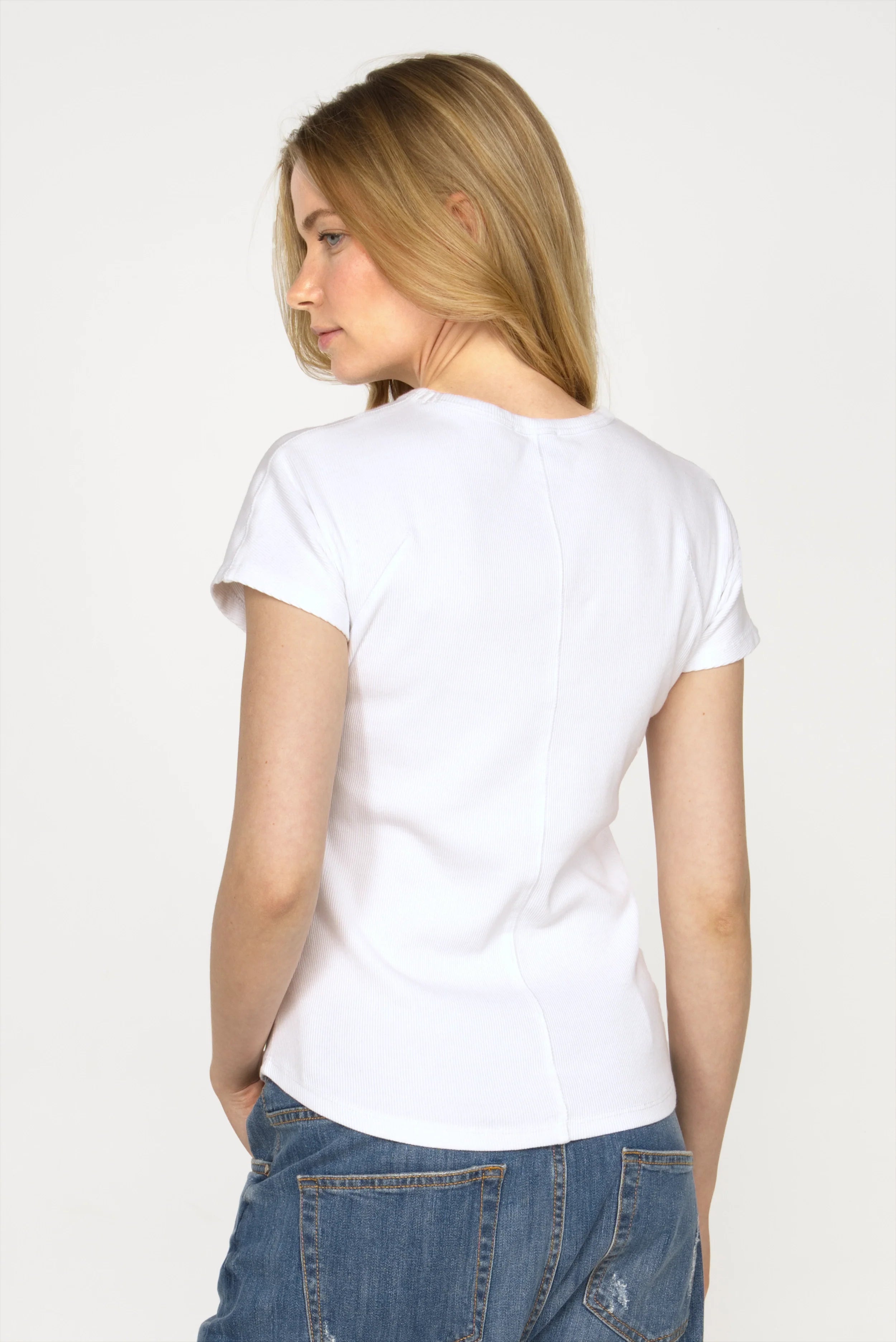 Weißes TASYA Shirt aus softem Ripp-Jersey mit Ziernähten und schlanker Passform, Rückenansicht