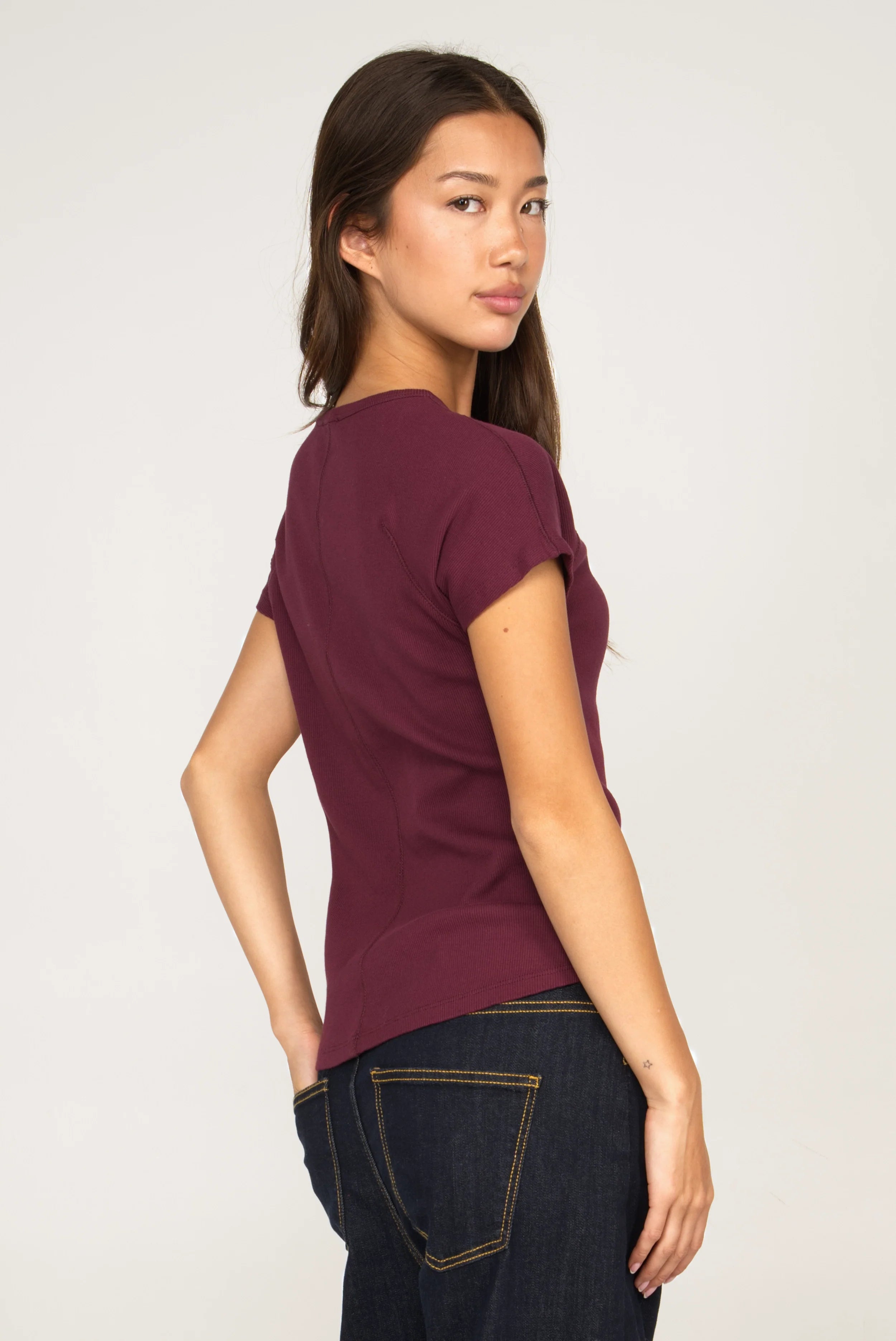 Schmal geschnittenes TASYA Shirt aus softem Ripp-Jersey mit Ziernähten und sichtbarer Mittelnaht am Rücken in Dunkelrot