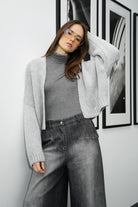 ALIXA Cropped Strickcardigan in Hellgrau mit Oversize-Fit und Schalkragen, locker und modern getragen