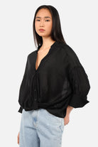 ADALYN Semitransparente Bluse mit V-Ausschnitt, Stehkragen und semitransparentem Material